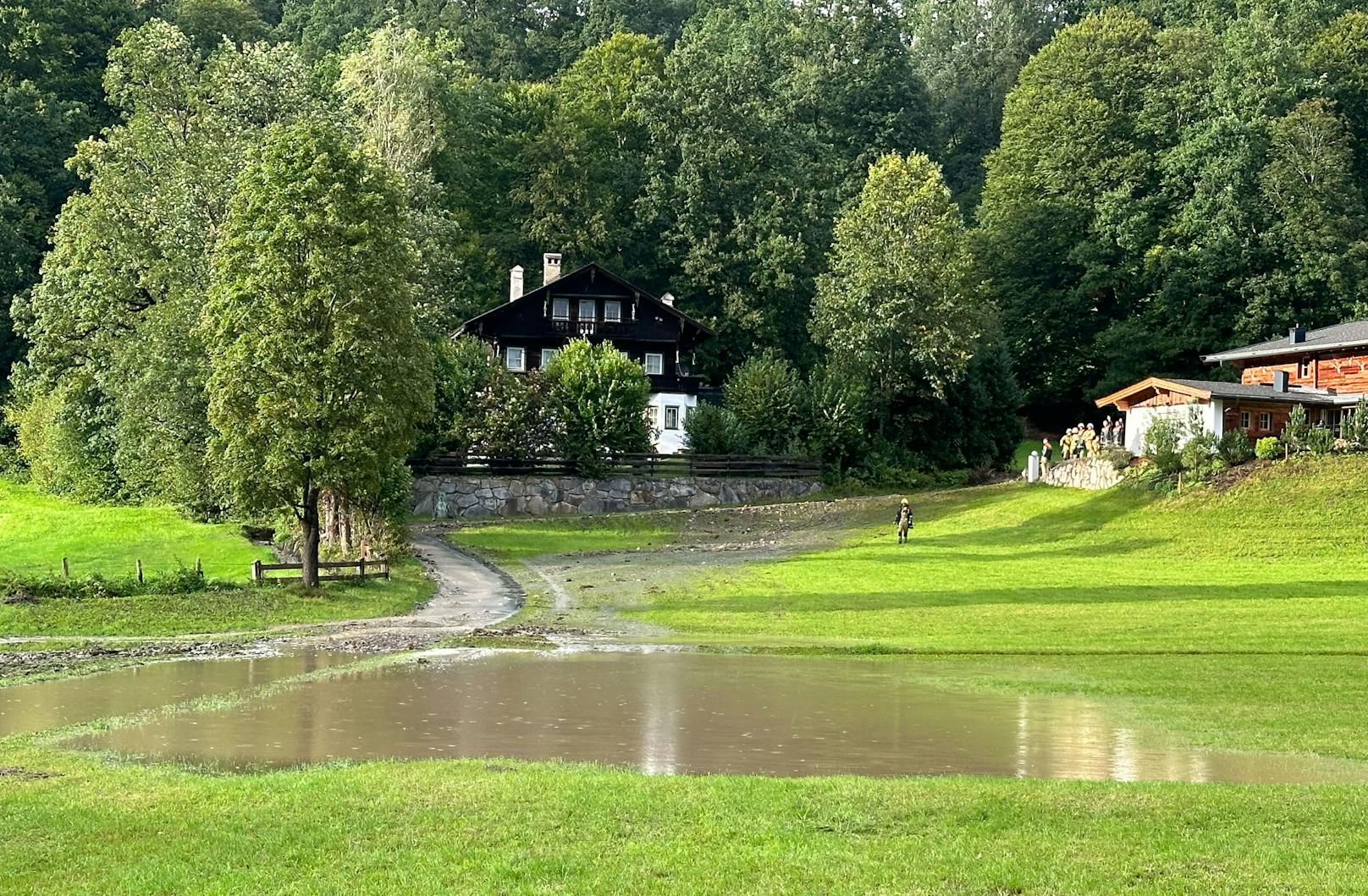 Die Unwetter bzw. Regenfälle in Tirol zeigen immer mehr auch "punktuell" und lokal ihre Kräfte! So ging im Ortsgebiet von Aurach Sonntagabend gegen 17 Uhr ein Bach über und flutete Wälder sowie den Auweg.