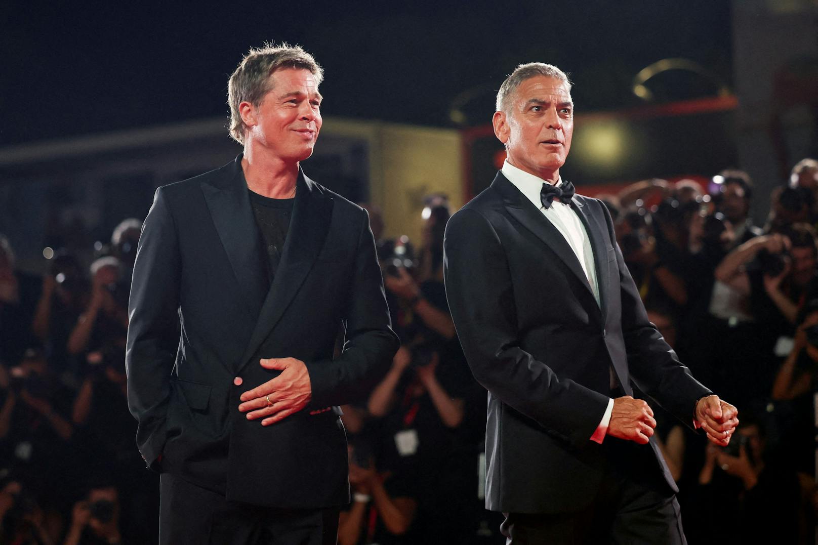 Bei den Filmfestspielen 2024 in Venedig präsentierten Brad Pitt und George Clooney ihren Film "Wolfs".