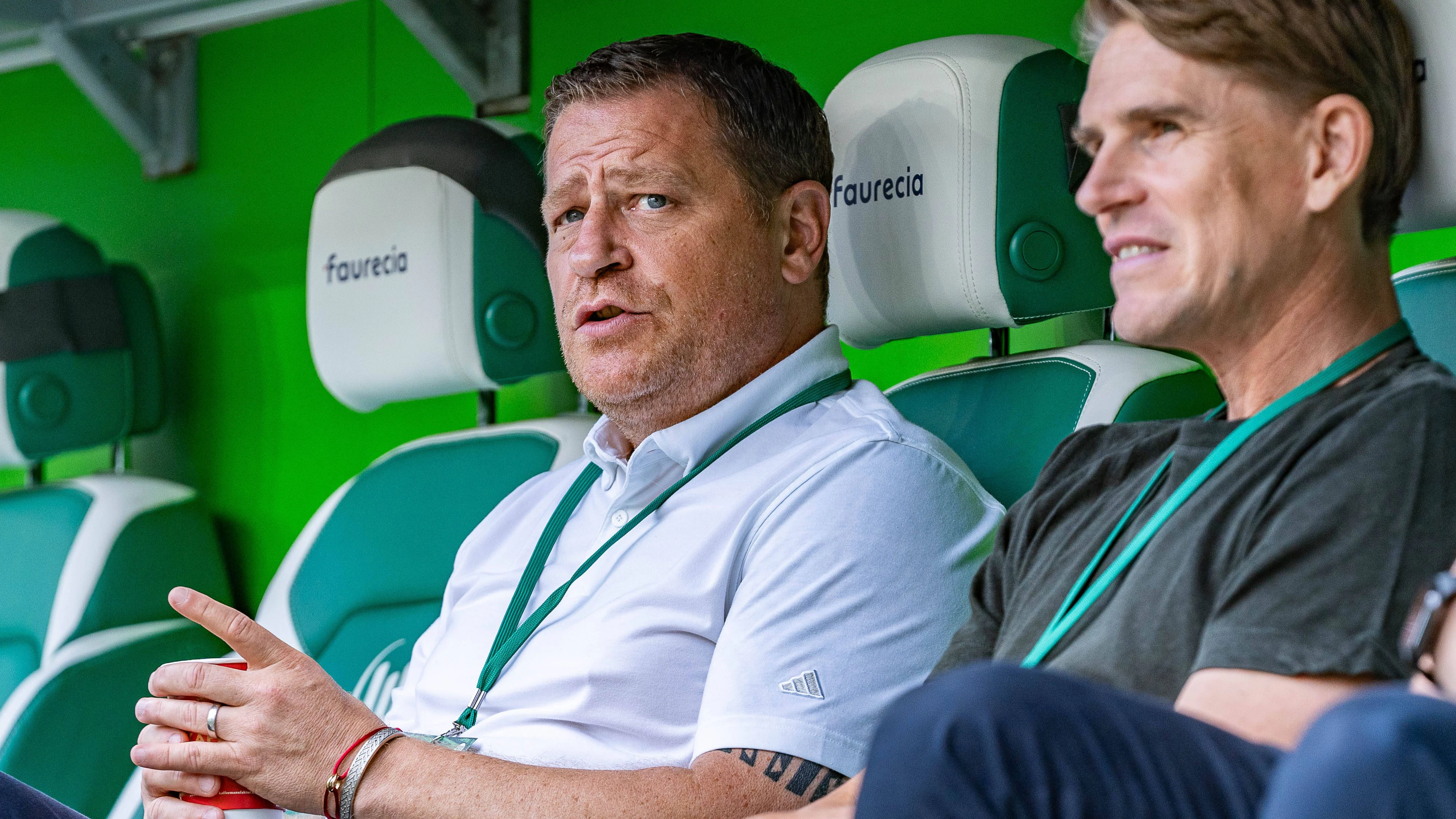 25.08.2024, VfL Wolfsburg vs. FC Bayern München, 1. Bundesliga, 1. Spieltag Max Eberl und Christoph Freund Wichtiger Hinweis: Gemaess den Vorgaben der DFL Deutsche Fussball Liga bzw. des DFB Deutscher Fussball-Bund ist es untersagt, in dem Stadion und/oder vom Spiel angefertigte Fotoaufnahmen in Form von Sequenzbildern und/oder videoaehnlichen Fotostrecken zu verwerten Foto: Bahho Kara/Kirchner-Media *** 25 08 2024, VfL Wolfsburg vs FC Bayern Munich, 1 Bundesliga, 1 Matchday Max Eberl and Christoph Freund Important note According to the regulations of the DFL German Football League or the DFB German Football Association, it is prohibited to use photographs taken in the stadium and or of the match in the form of sequential images and or video-like photo series Photo Bahho Kara Kirchner Media Copyright: xBahhoxKara/Kirchner-Mediax