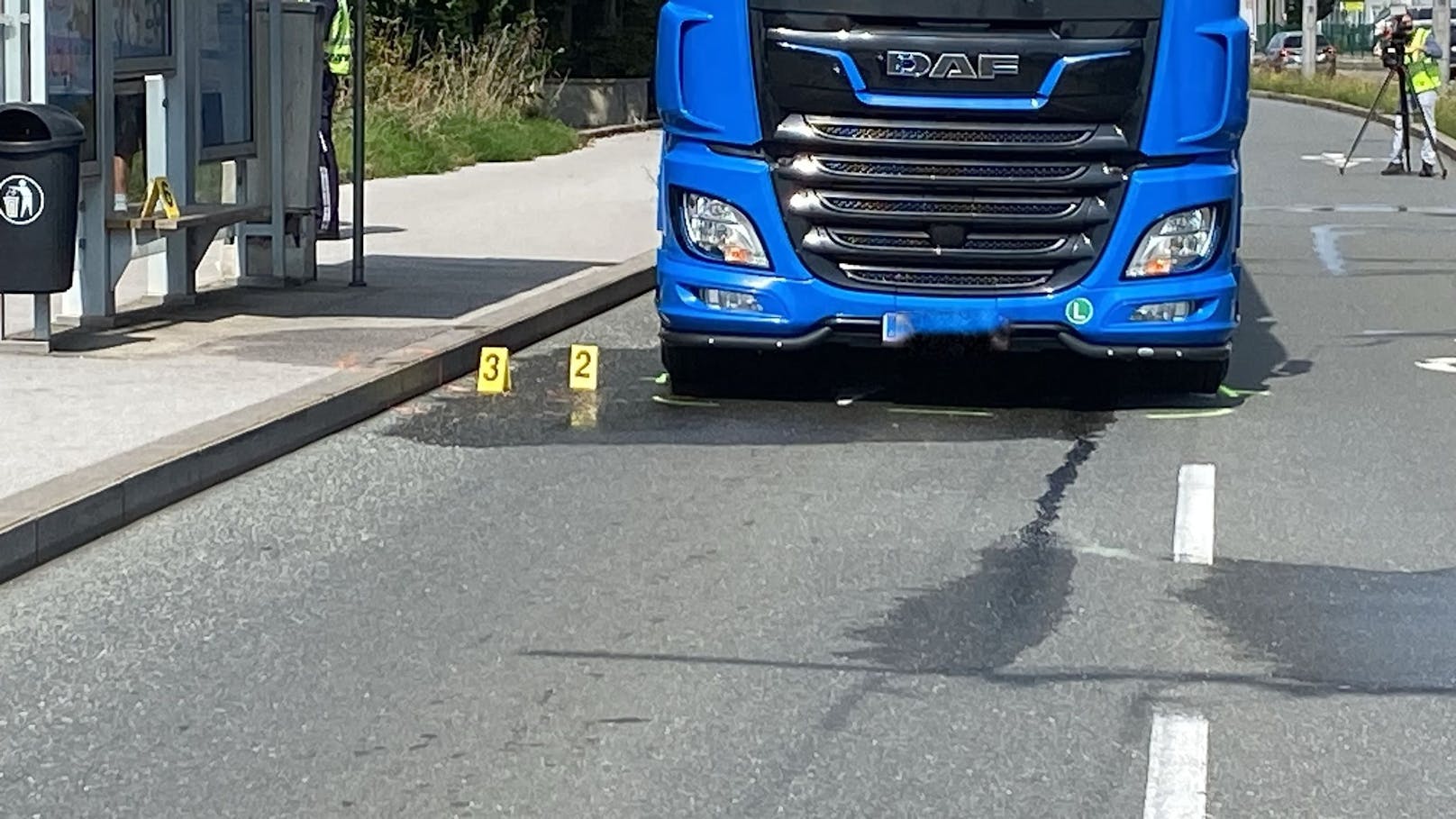 Am Montag ereignete sich in Salzburg ein schwerer Verkehrsunfall. Dabei erfasste ein Lkw einen Fußgänger.