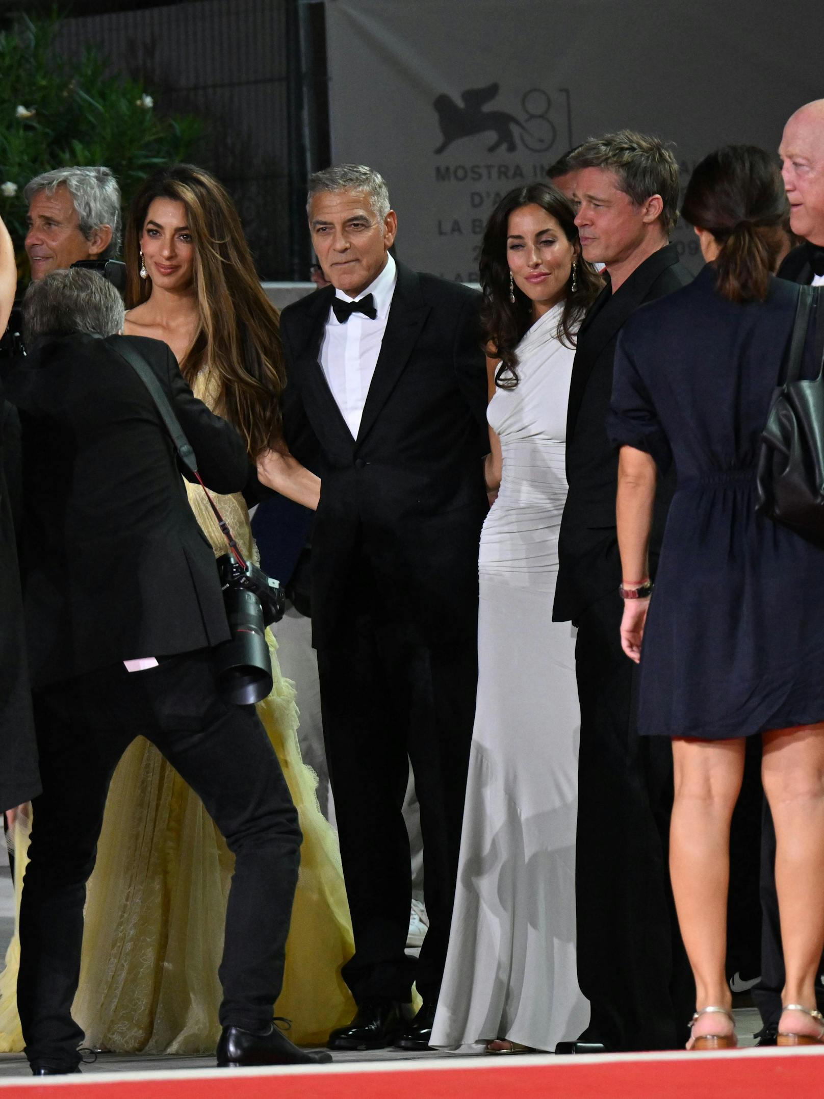 Brad Pitts Freundin Ines de Ramon wurde von ihm nicht nur der Welt auf dem Red Carpet vorgestellt, sondern auch gleich in den engsten Kreis der Hollywood-Elite aufgenommen. Hier posieren sie gemeinsamen mit George Clooney und Amal bei den Filmfestspielen in Venedig 2024.