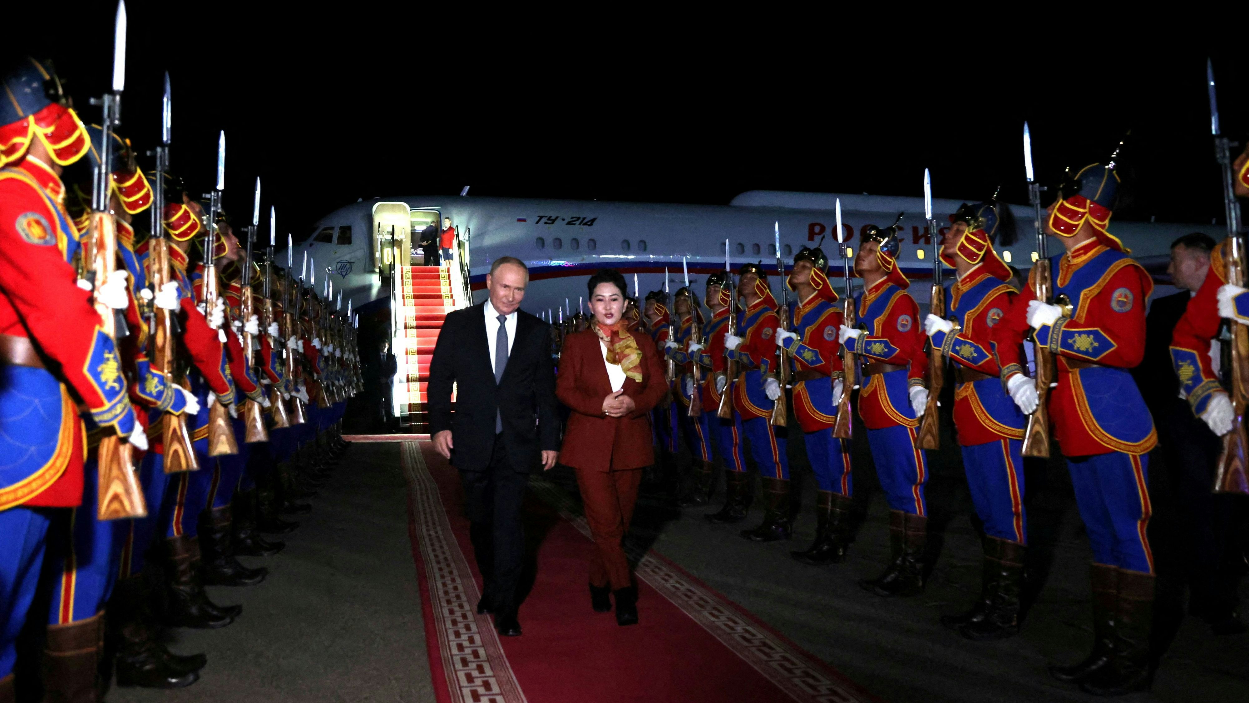Russian President Vladimir Putin takes part in a welcoming ceremony upon his arrival at an airport in Ulaanbaatar, Mongolia September 2, 2024. Sputnik/Natalia Gubernatorova/Pool via REUTERS ATTENTION EDITORS - THIS IMAGE WAS PROVIDED BY A THIRD PARTY.