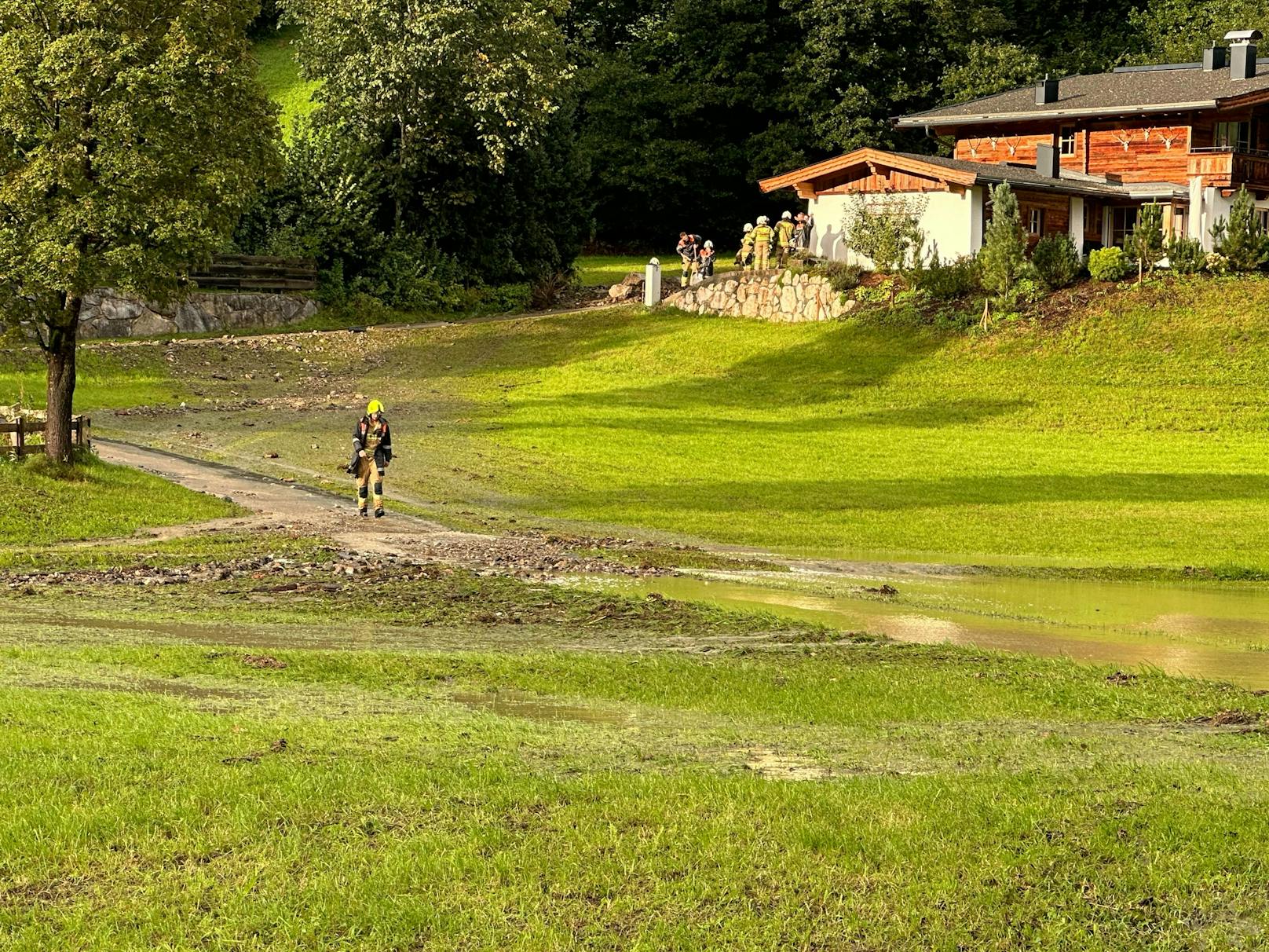 Die Unwetter bzw. Regenfälle in Tirol zeigen immer mehr auch "punktuell" und lokal ihre Kräfte! So ging im Ortsgebiet von Aurach Sonntagabend gegen 17 Uhr ein Bach über und flutete Wälder sowie den Auweg.