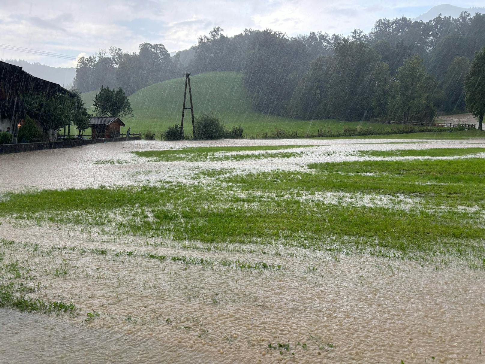 Die Unwetter bzw. Regenfälle in Tirol zeigen immer mehr auch "punktuell" und lokal ihre Kräfte! So ging im Ortsgebiet von Aurach Sonntagabend gegen 17 Uhr ein Bach über und flutete Wälder sowie den Auweg.