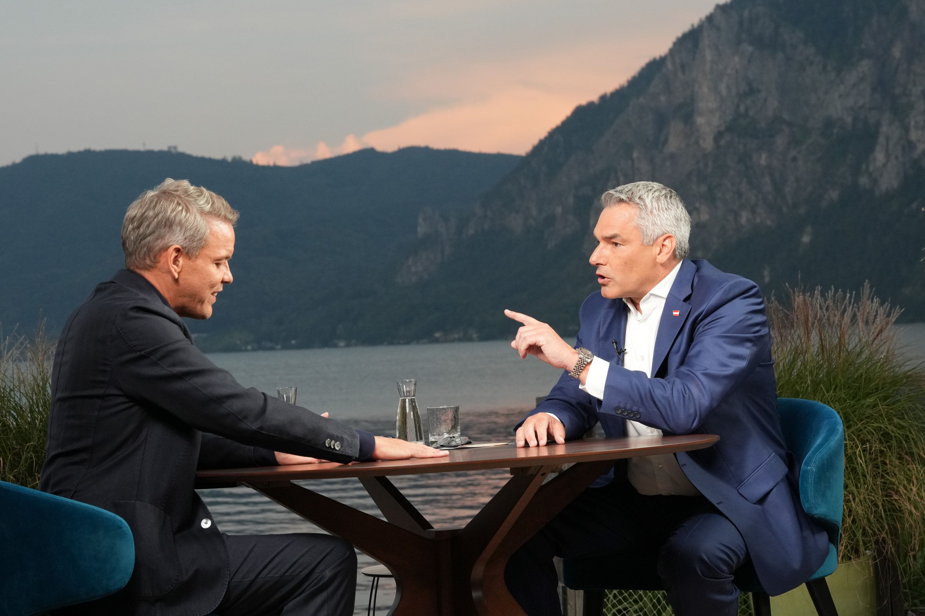 Bundeskanzler Karl Nehammer im ORF-Sommergespräch mit Martin Thür am Traunsee (OÖ)