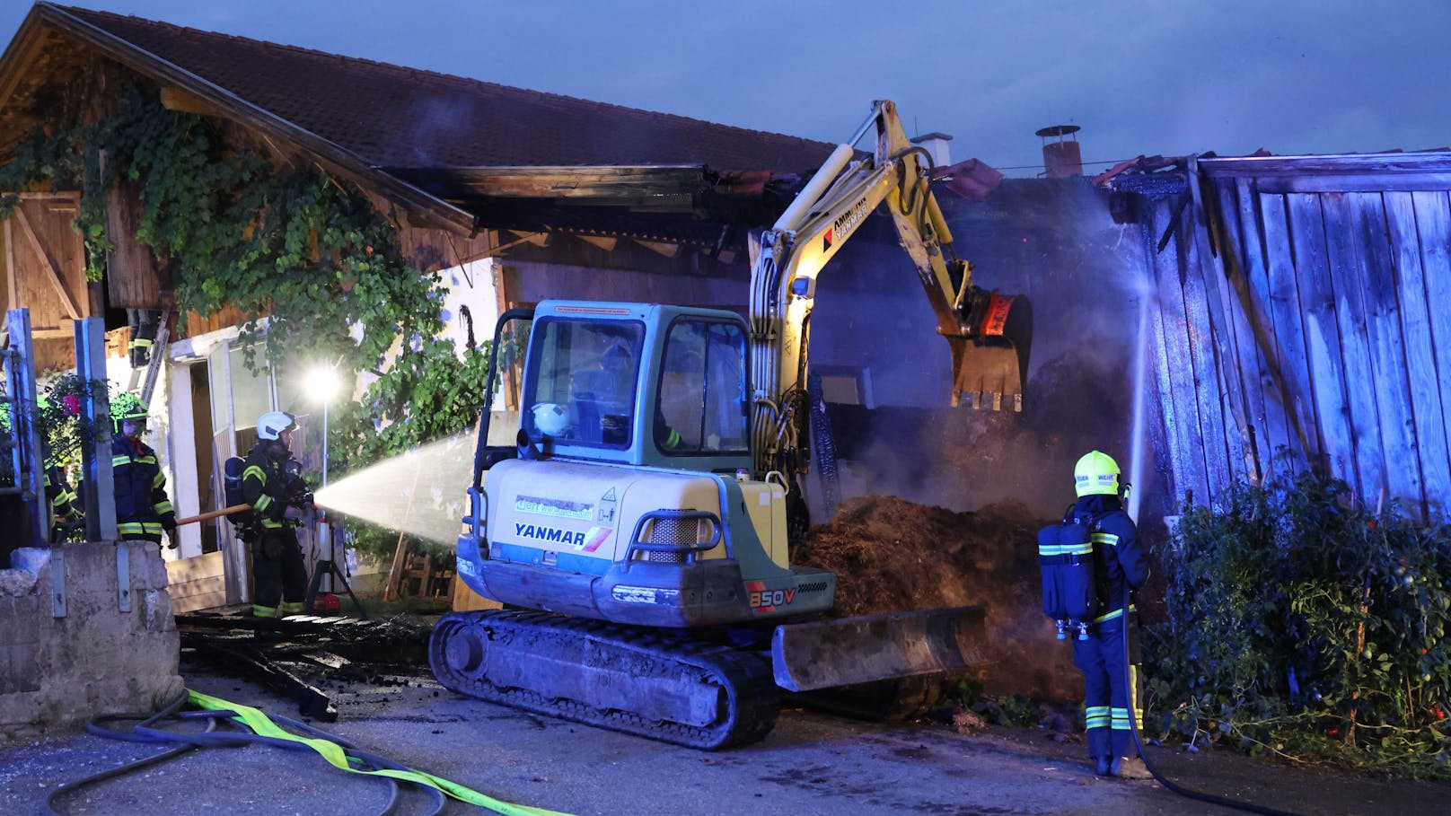 Fünf Feuerwehren standen Montagfrüh bei einem Brand eines Nebengebäudes in Inzersdorf im Kremstal (Bezirk Kirchdorf an der Krems) im Einsatz.