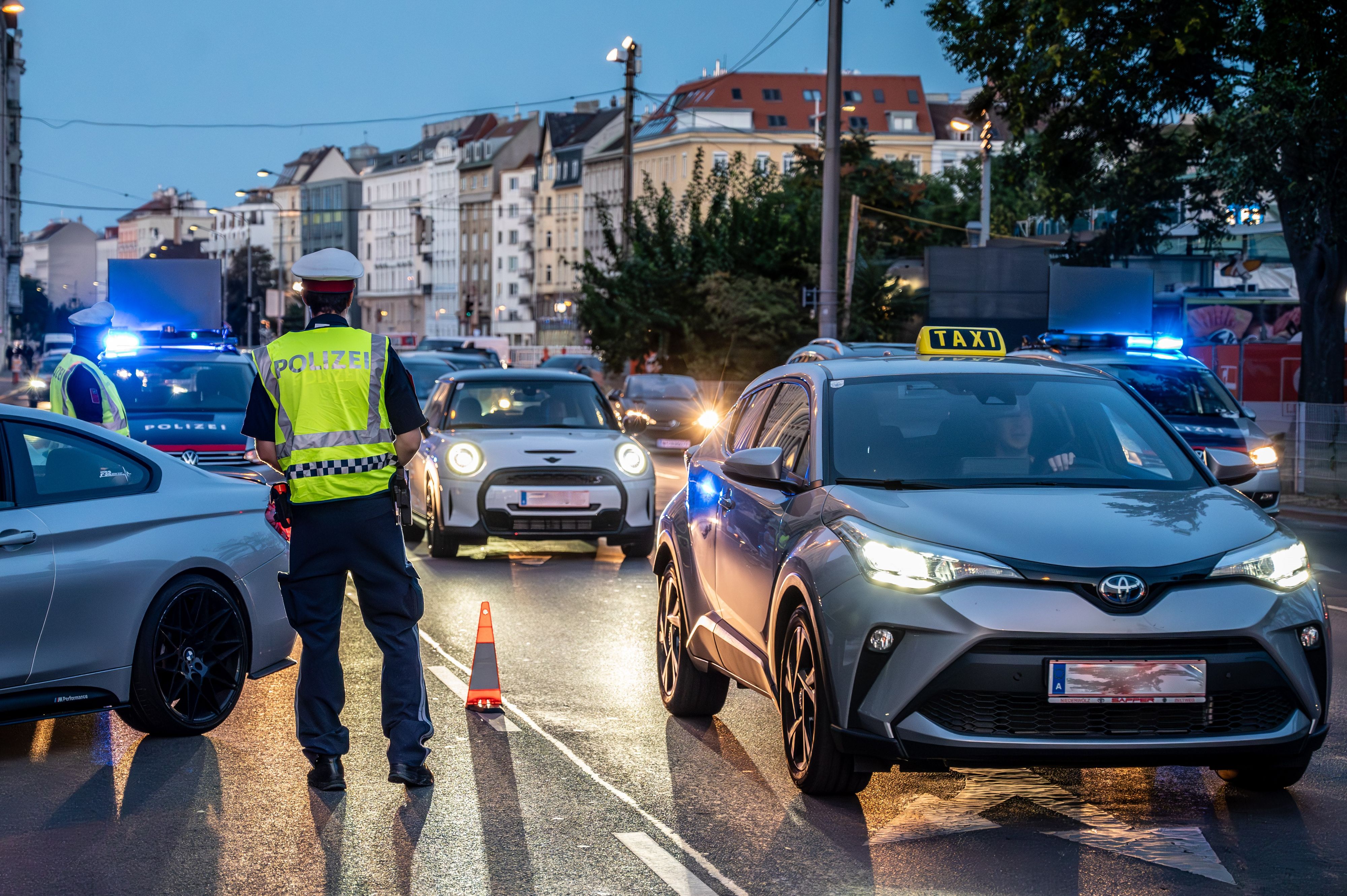 Die Polizei verzeichnete im ersten Halbjahr 2025 einen Rückgang bei Alkolenkern und einen geringfügigen Anstieg bei Drogenlenkern im Straßenverkehr.