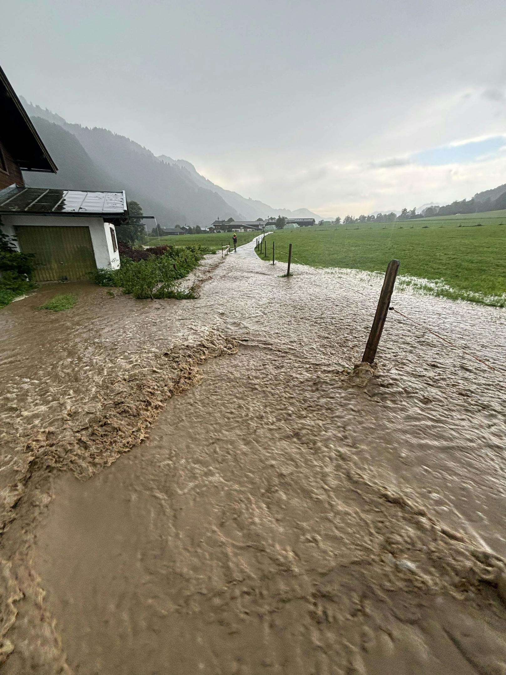 Die Unwetter bzw. Regenfälle in Tirol zeigen immer mehr auch "punktuell" und lokal ihre Kräfte! So ging im Ortsgebiet von Aurach Sonntagabend gegen 17 Uhr ein Bach über und flutete Wälder sowie den Auweg.