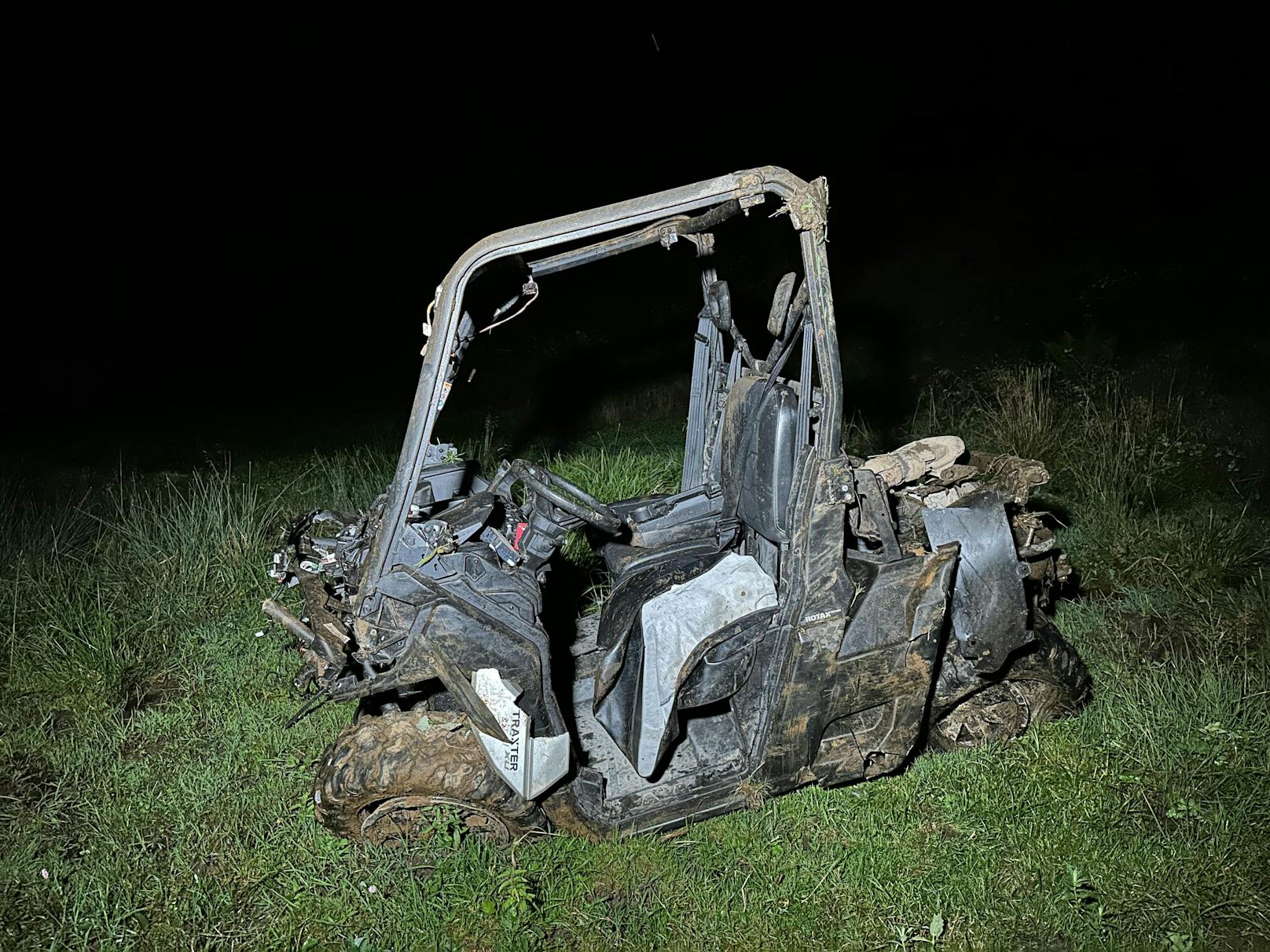 Zwei Österreicher (22 und 23 Jahre) und eine Österreicherin (22 Jahre) fuhren am 1. September gegen 20:00 Uhr mit einem Quad auf einer Forststraße ca. 50 Meter unterhalb der Sonnwendalm in Kirchberg in Tirol.