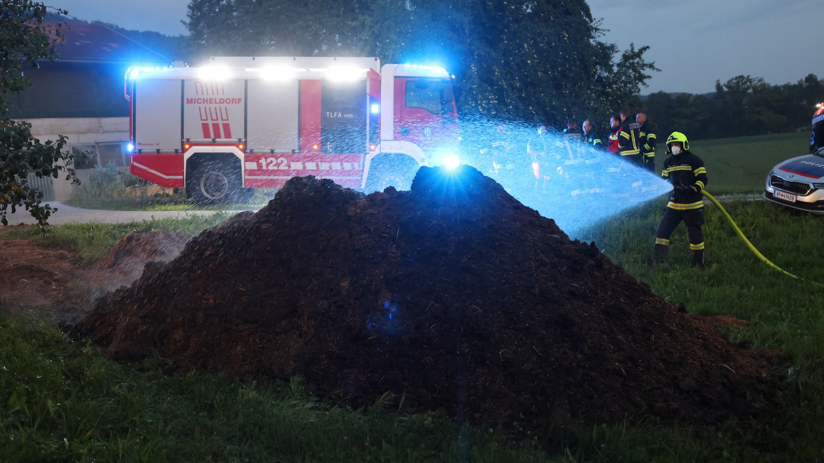 Fünf Feuerwehren standen Montagfrüh bei einem Brand eines Nebengebäudes in Inzersdorf im Kremstal (Bezirk Kirchdorf an der Krems) im Einsatz.