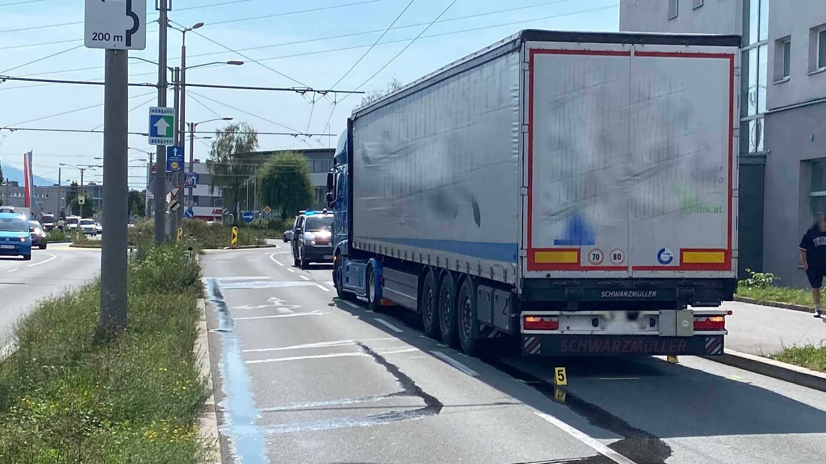 Am Montag ereignete sich in Salzburg ein schwerer Verkehrsunfall. Dabei erfasste ein Lkw einen Fußgänger.