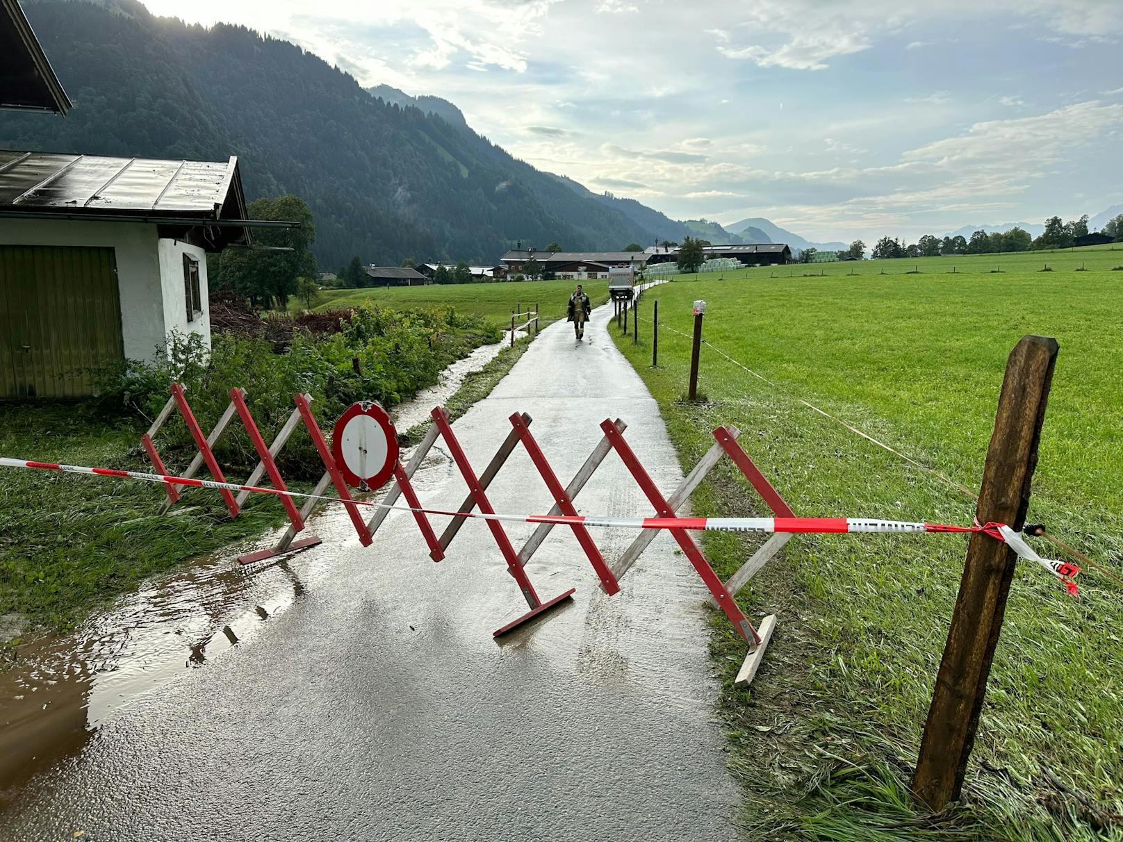 Die Unwetter bzw. Regenfälle in Tirol zeigen immer mehr auch "punktuell" und lokal ihre Kräfte! So ging im Ortsgebiet von Aurach Sonntagabend gegen 17 Uhr ein Bach über und flutete Wälder sowie den Auweg.