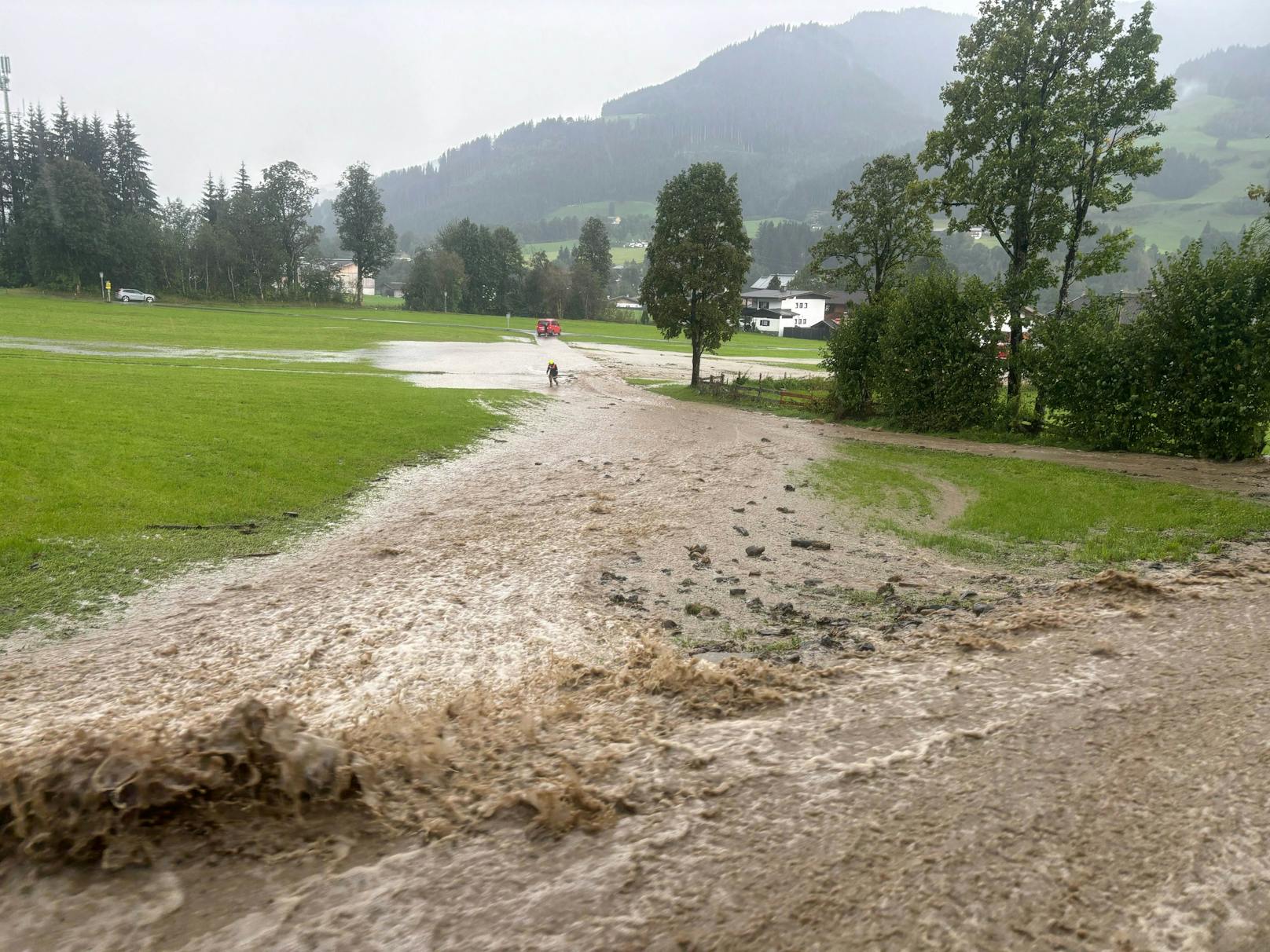 Die Unwetter bzw. Regenfälle in Tirol zeigen immer mehr auch "punktuell" und lokal ihre Kräfte! So ging im Ortsgebiet von Aurach Sonntagabend gegen 17 Uhr ein Bach über und flutete Wälder sowie den Auweg.