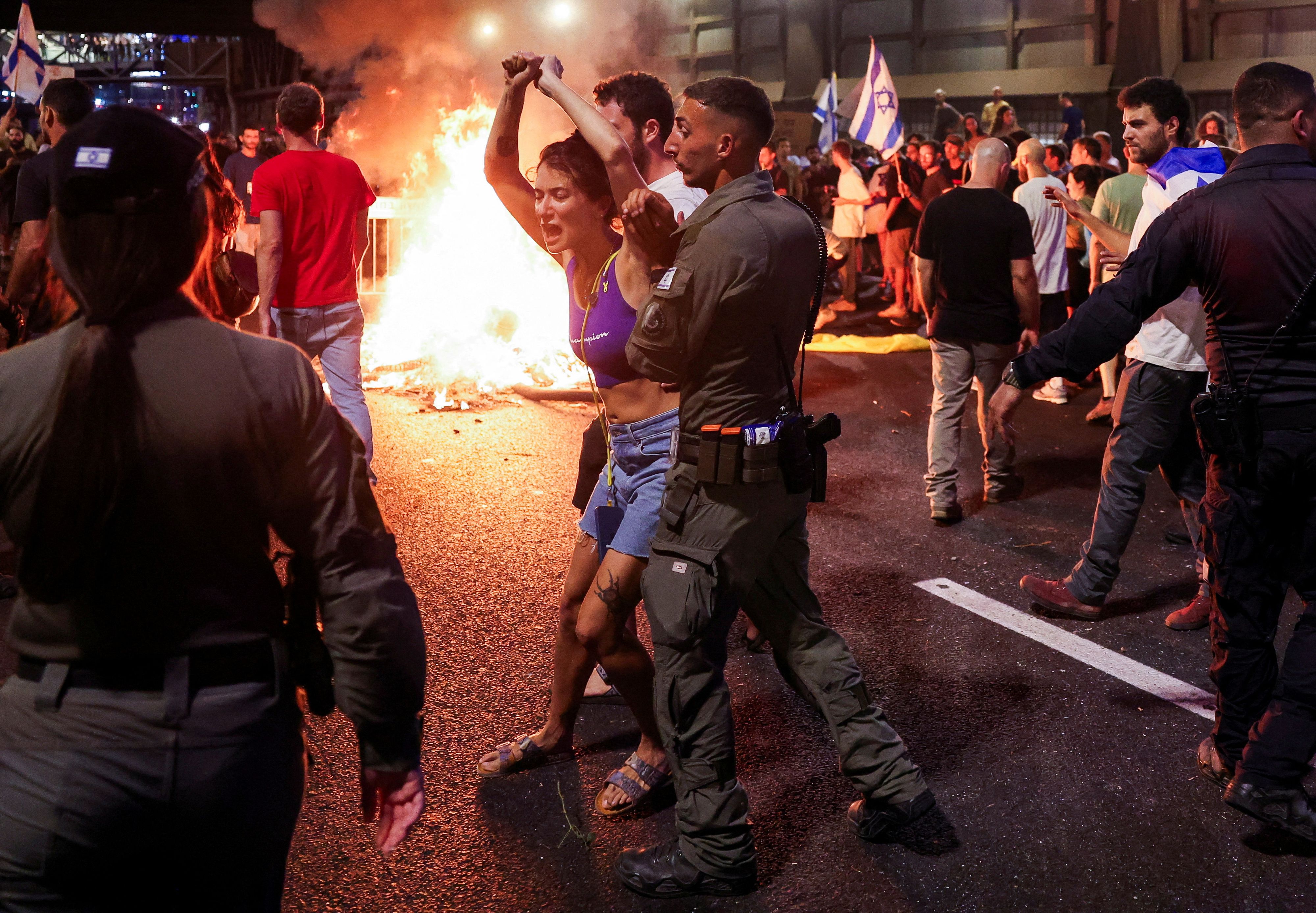 In Tel Aviv kam es zu Auseinandersetzungen zwischen der Polizei und der protestierenden Menge.