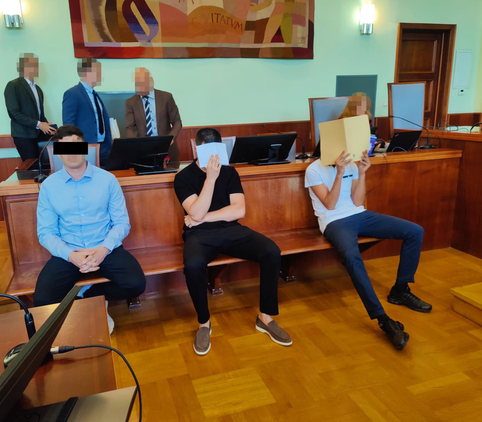 Das angeklagte Trio vor Gericht