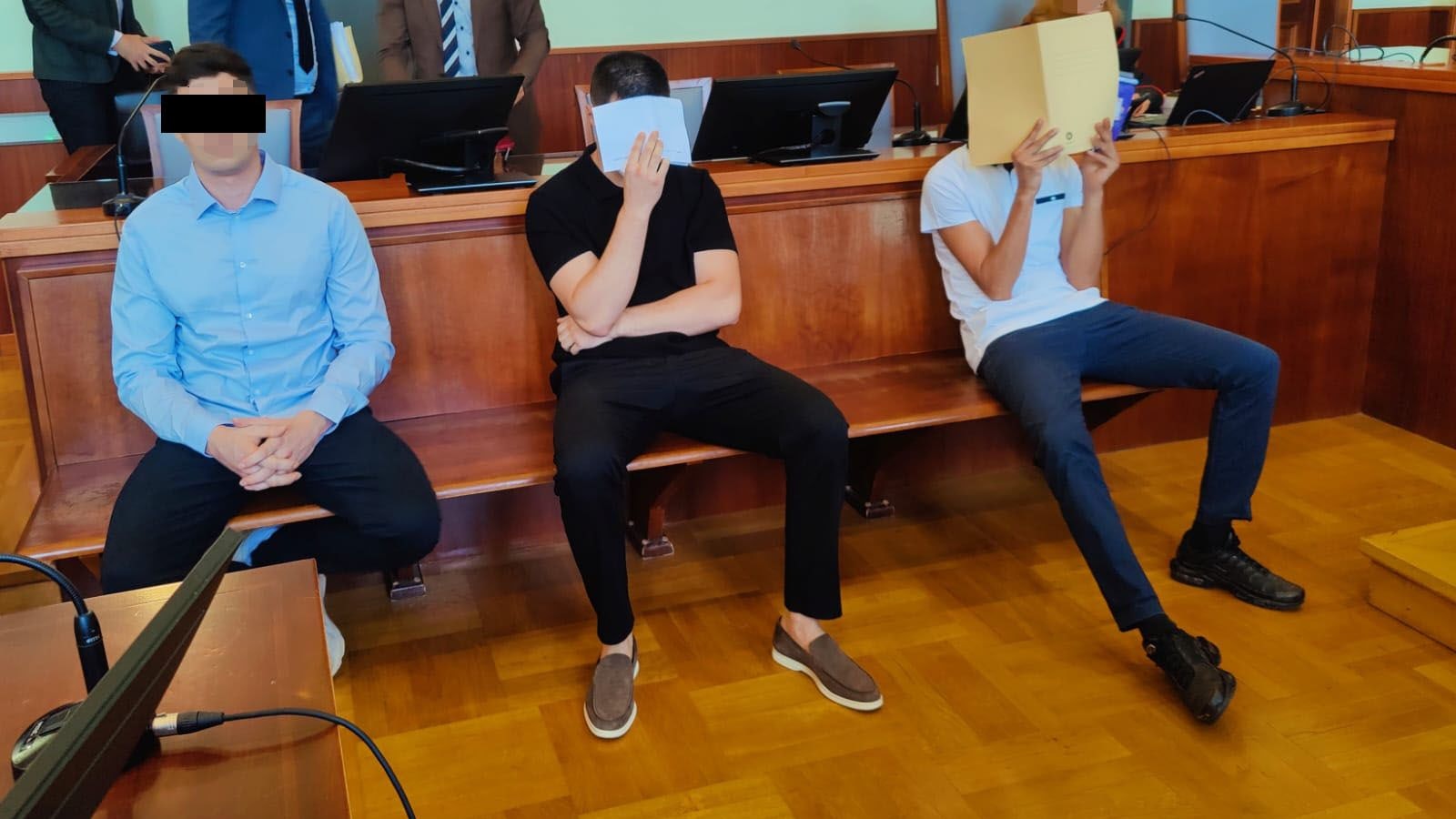 Das angeklagte Trio vor Gericht