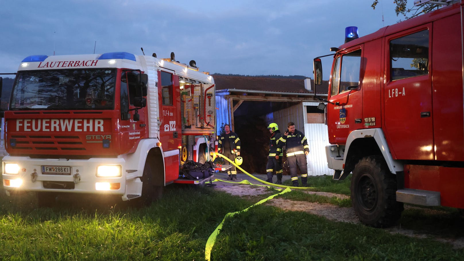 Fünf Feuerwehren standen Montagfrüh bei einem Brand eines Nebengebäudes in Inzersdorf im Kremstal (Bezirk Kirchdorf an der Krems) im Einsatz.