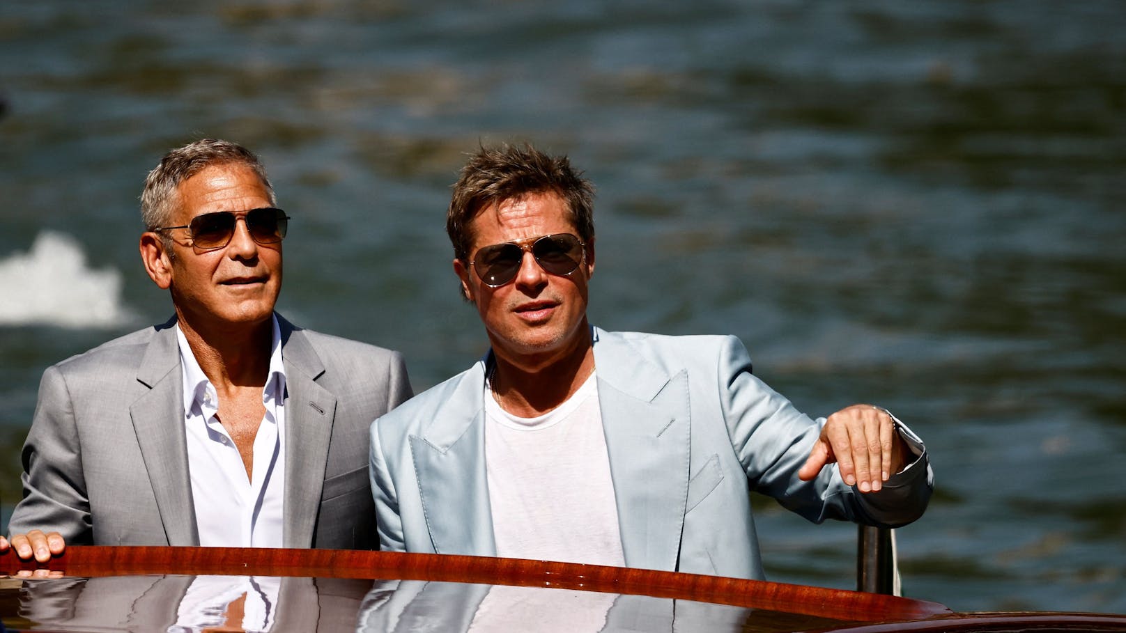 Brad Pitt and George Clooney wussten bei den Filmfestspielen 2024 in Venedig wieder einmal, wie man als Hollywood-Stars einen gekonnten Auftritt hinlegt. Die beiden Leinwand-Helden flitzen mit einem Wassertaxi zu einer Veranstaltung und sorgten für Blitzlicht-Gewitter.