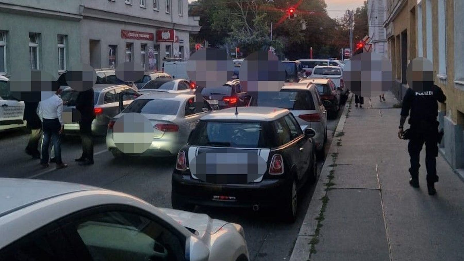 Zunächst landete ein Autokorso im Planquadrat, dann fuhr eine G-Klasse rückwärts.