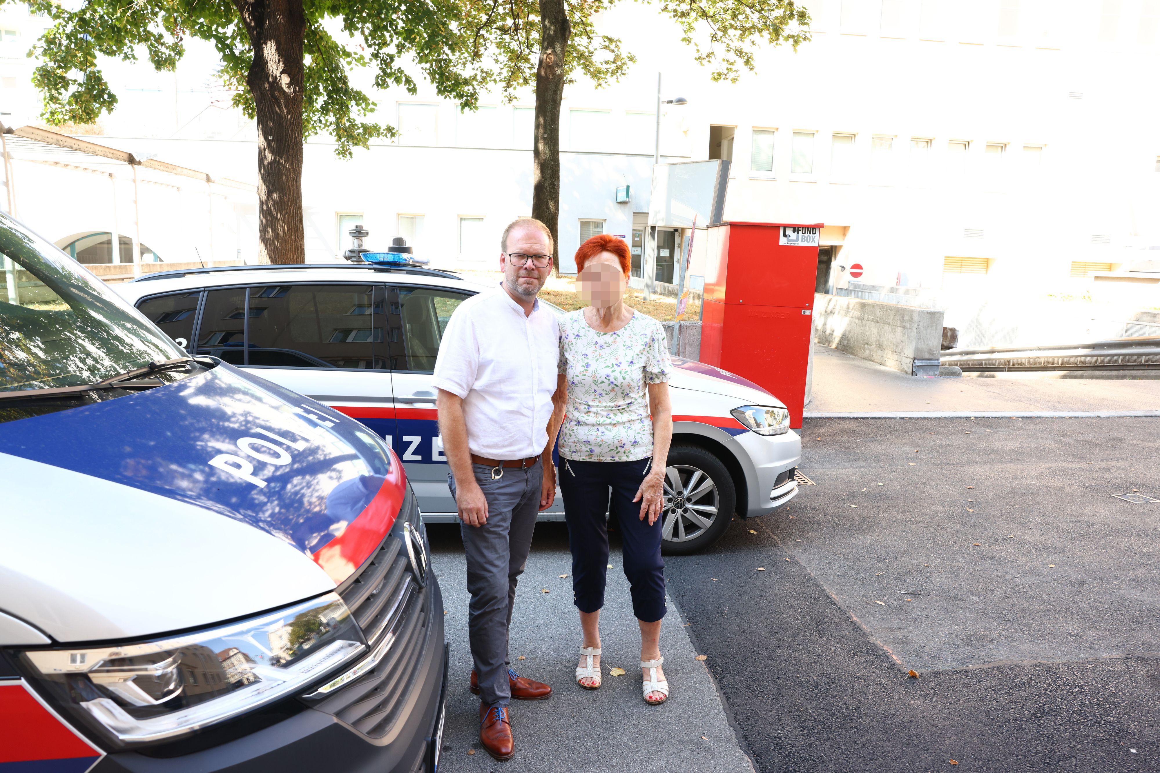 Die 79-Jährige wohnt gegenüber der aktuellen Polizeistation und will diese nicht missen. v.l.n.r.: Bezirksvorsteher Dietmar Baurecht, Anrainerin Anita K.