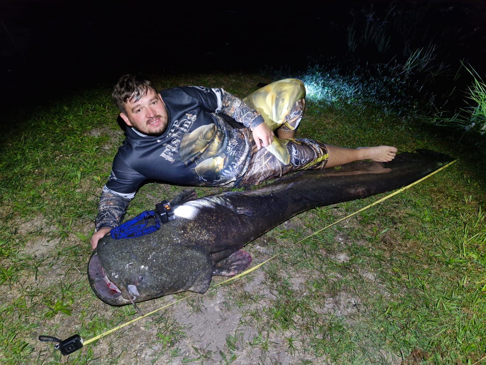 Der zweite in wenigen Monaten: Melci Georgian (30) zog diesen Monster-Wels aus dem Pichlingersee.