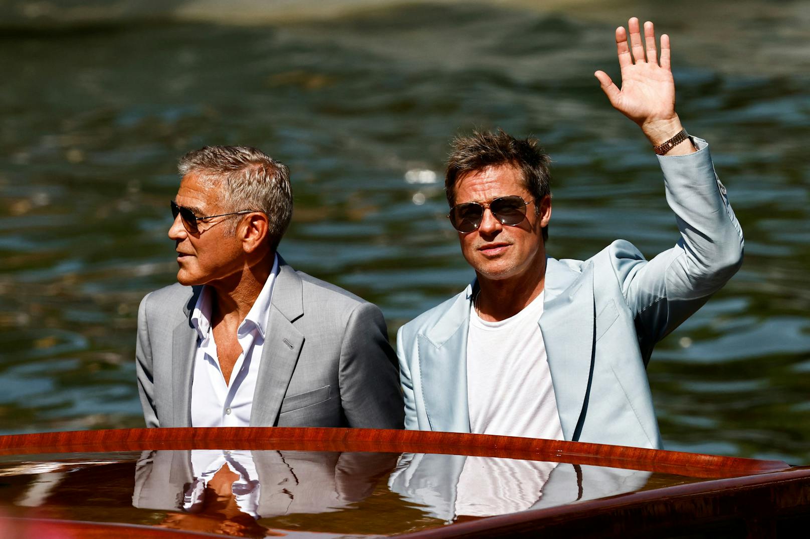 So geht ein cooler Auftritt: Brad Pitt und George Clooney erschienen zu den Filmfestspielen 2024 in Venedig mi dem Wassertaxi.