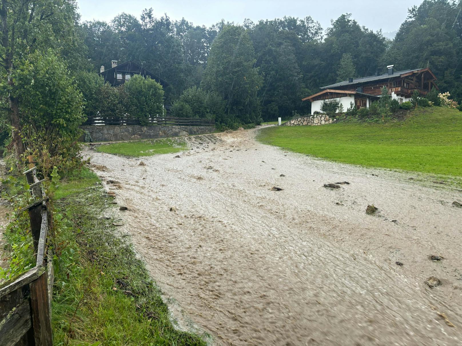 Die Unwetter bzw. Regenfälle in Tirol zeigen immer mehr auch "punktuell" und lokal ihre Kräfte! So ging im Ortsgebiet von Aurach Sonntagabend gegen 17 Uhr ein Bach über und flutete Wälder sowie den Auweg.