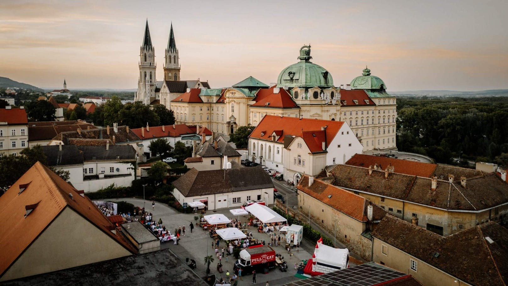 Traube, Tracht & Wein bei Weingutfest in Klosterneuburg