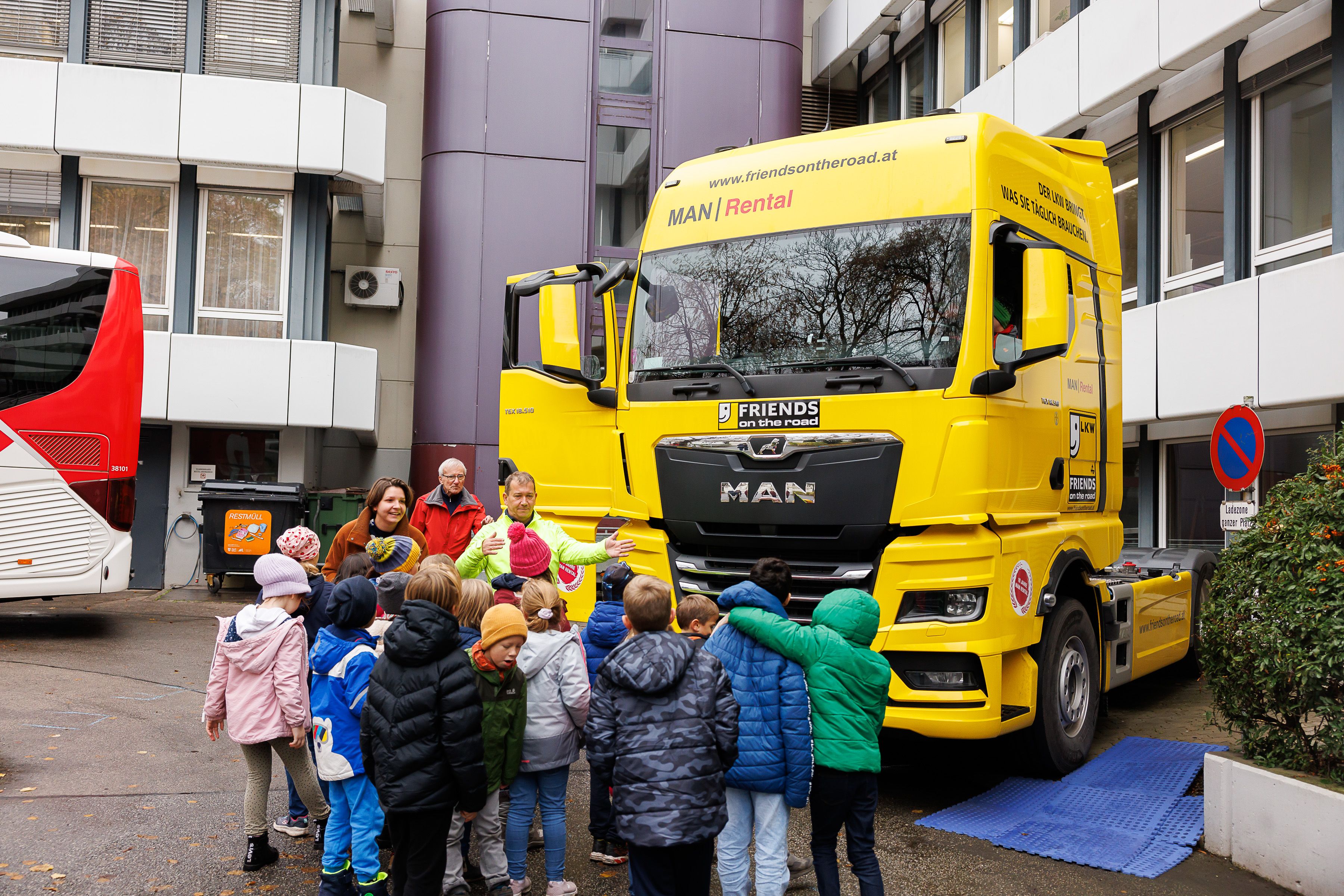 Lenker können nicht immer alle Fußgänger rund um ihren LKW sehen.