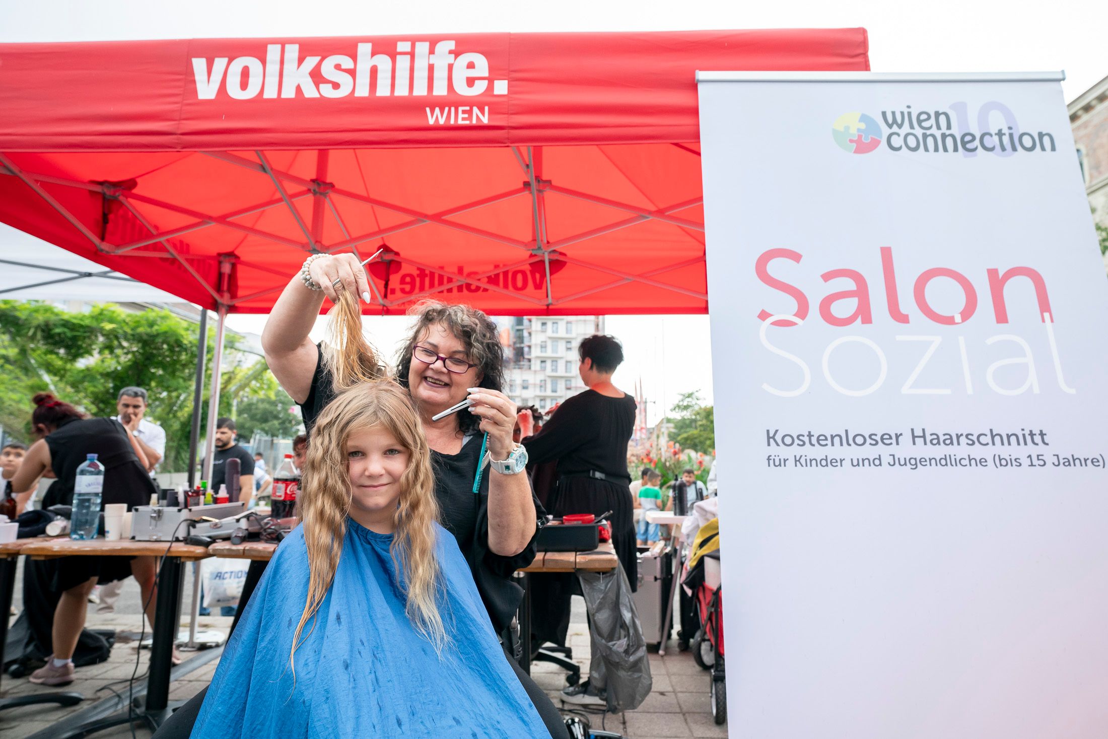 Hannah (6) bekommt von Frisörin Bettina einen kostenlosen Haarschnitt im 