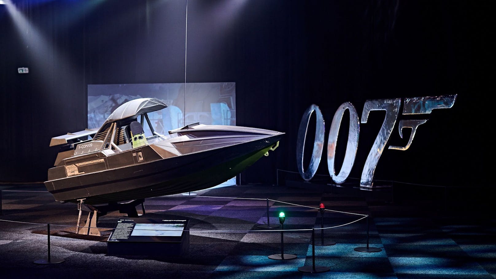 Da Soundeffekte und Soundtracks immer eine sehr wichtige Rolle in den James Bond-Filmen spielen, werden auch diese in der Ausstellung präsentiert.