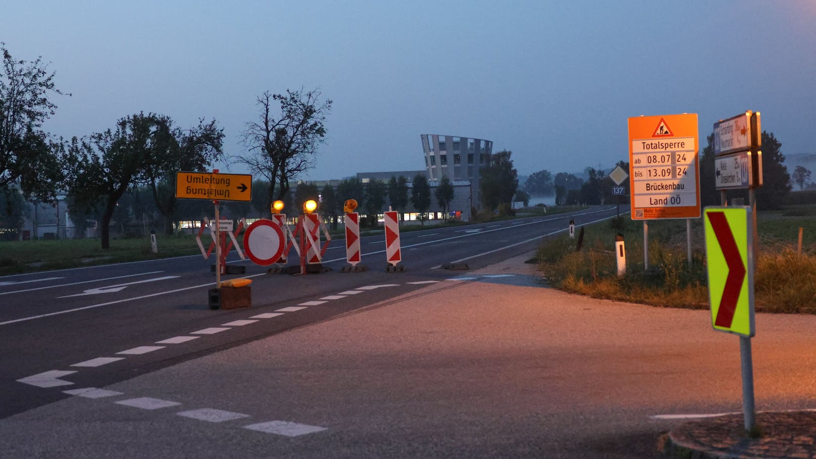 Ein Lenker eines Kleintransporters hat am Dienstag in den frühen Morgenstunden eine<br>Brückenbaustelle auf der B137 Innviertler Straße bei Taufkirchen an der Trattnach (Bezirk Grieskirchen) übersehen.