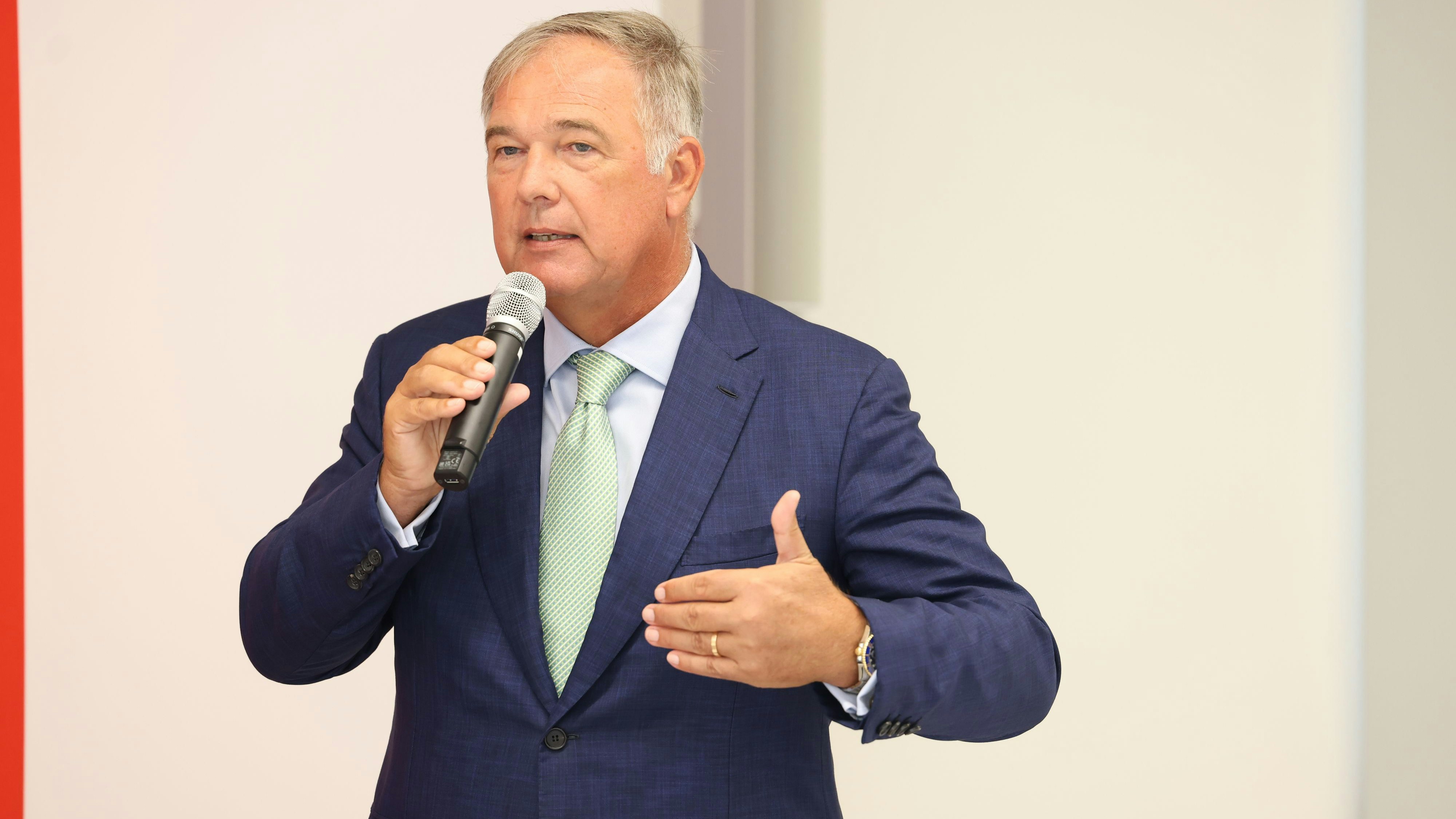 Walter Ruck, Präsident der Wirtschaftskammer Wien berichtet vom Anstieg der Lehrlinge in Wien.