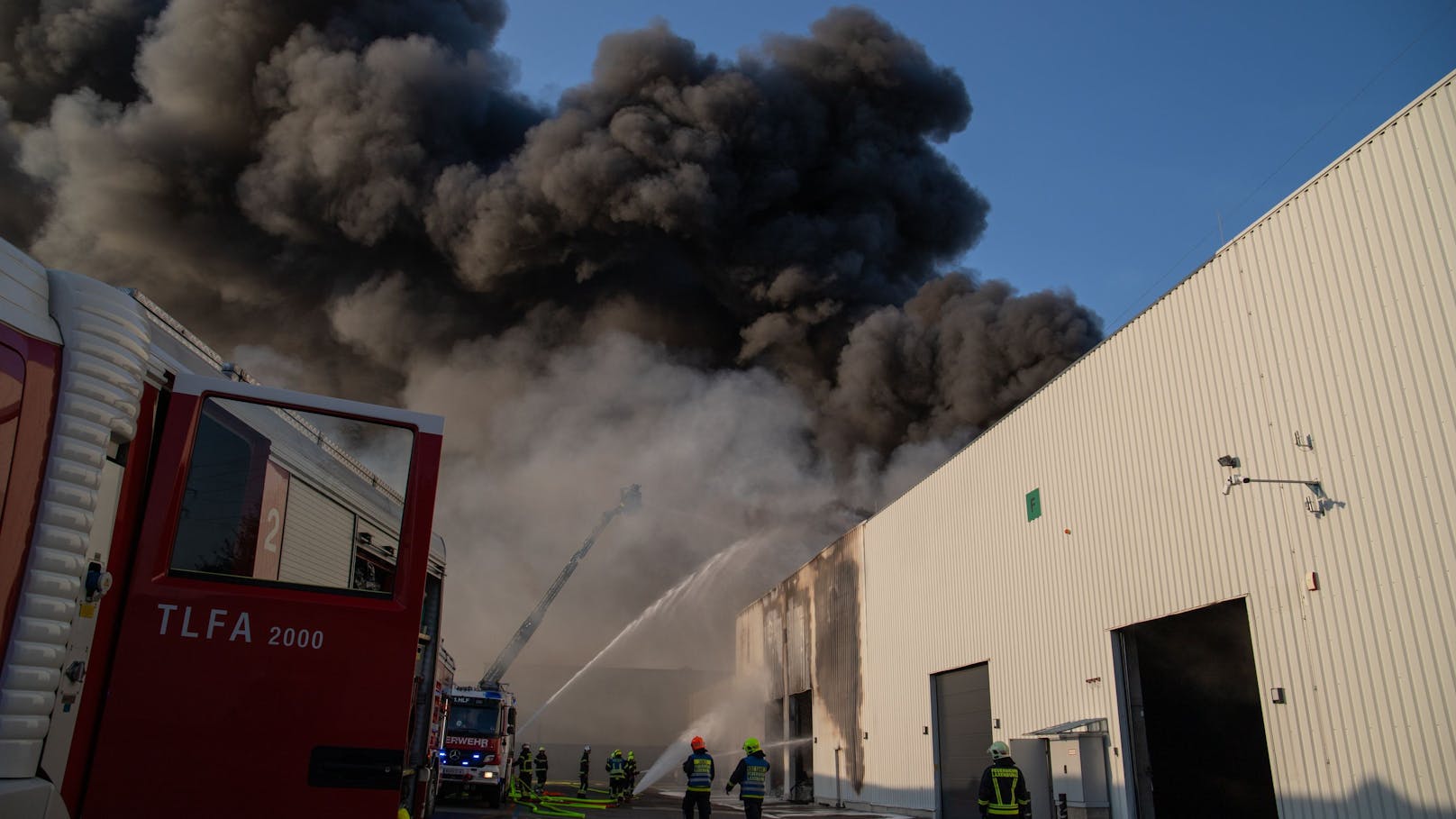 Die Feuerwehr steht mit einem Großaufgebot im Einsatz. Die Bevölkerung wird ersucht, den Einsatzort großräumig zu meiden.