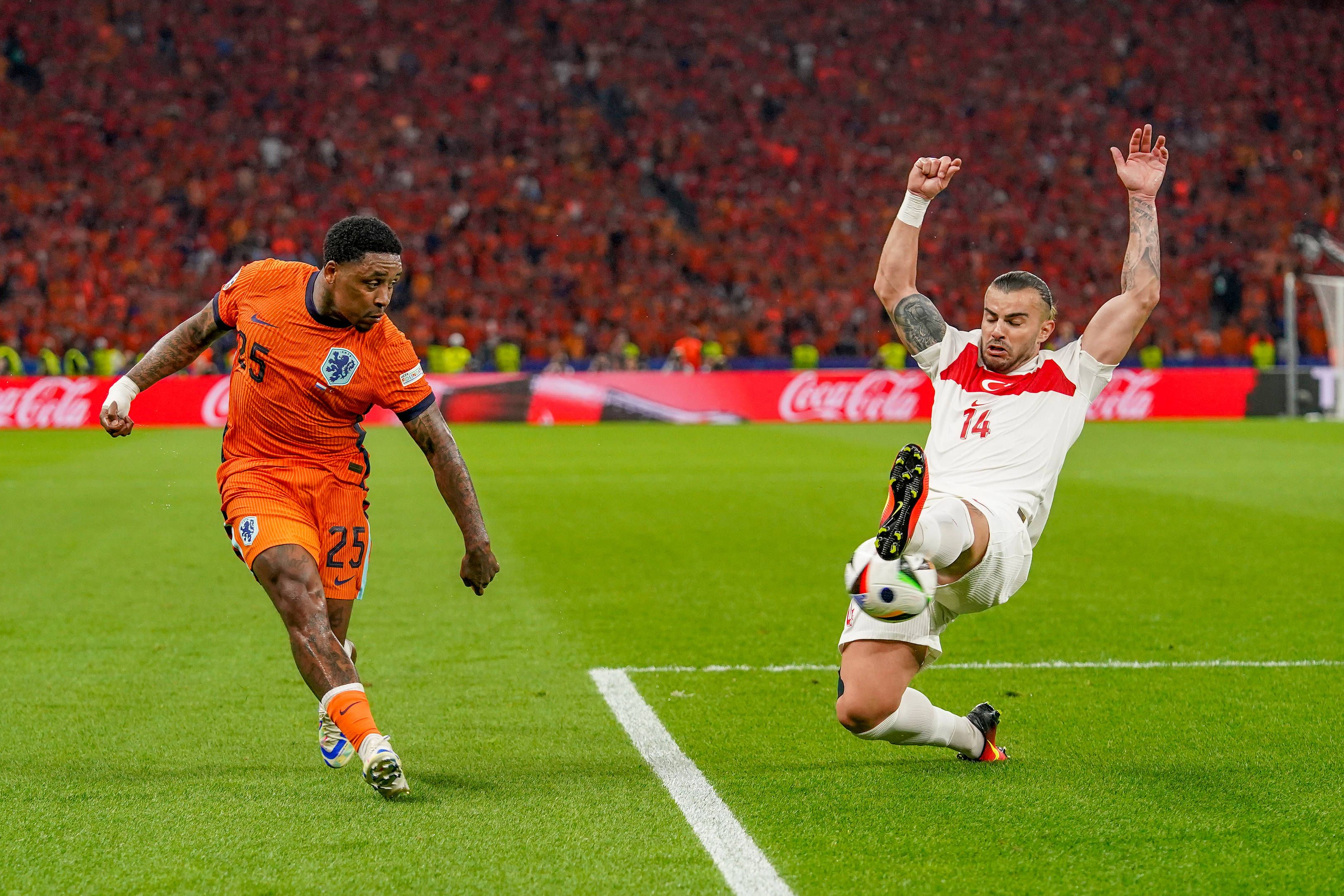 Gegen die Türkei beackerte Steven Bergwijn bei der EURO den Flügel.