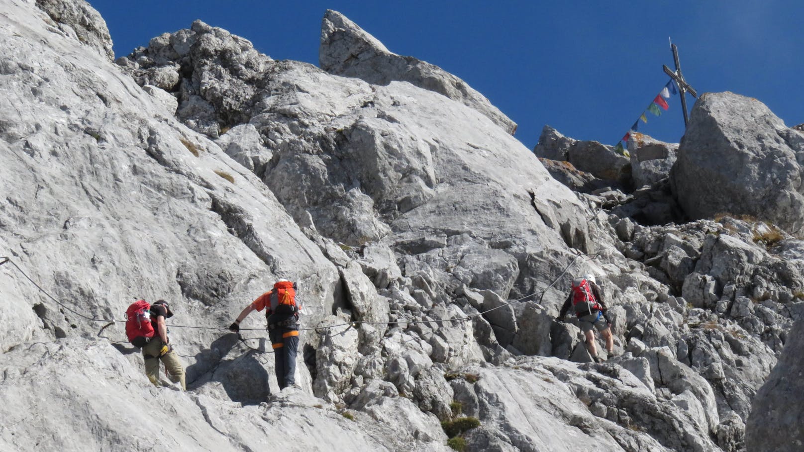 Ein 60-jähriger Deutscher unternahm am Montag alleine eine Bergtour von Ellmau auf die Ellmauer Halt (Berg). Beim Abstieg verlor er die Orientierung und kam von der geplanten Route ab.