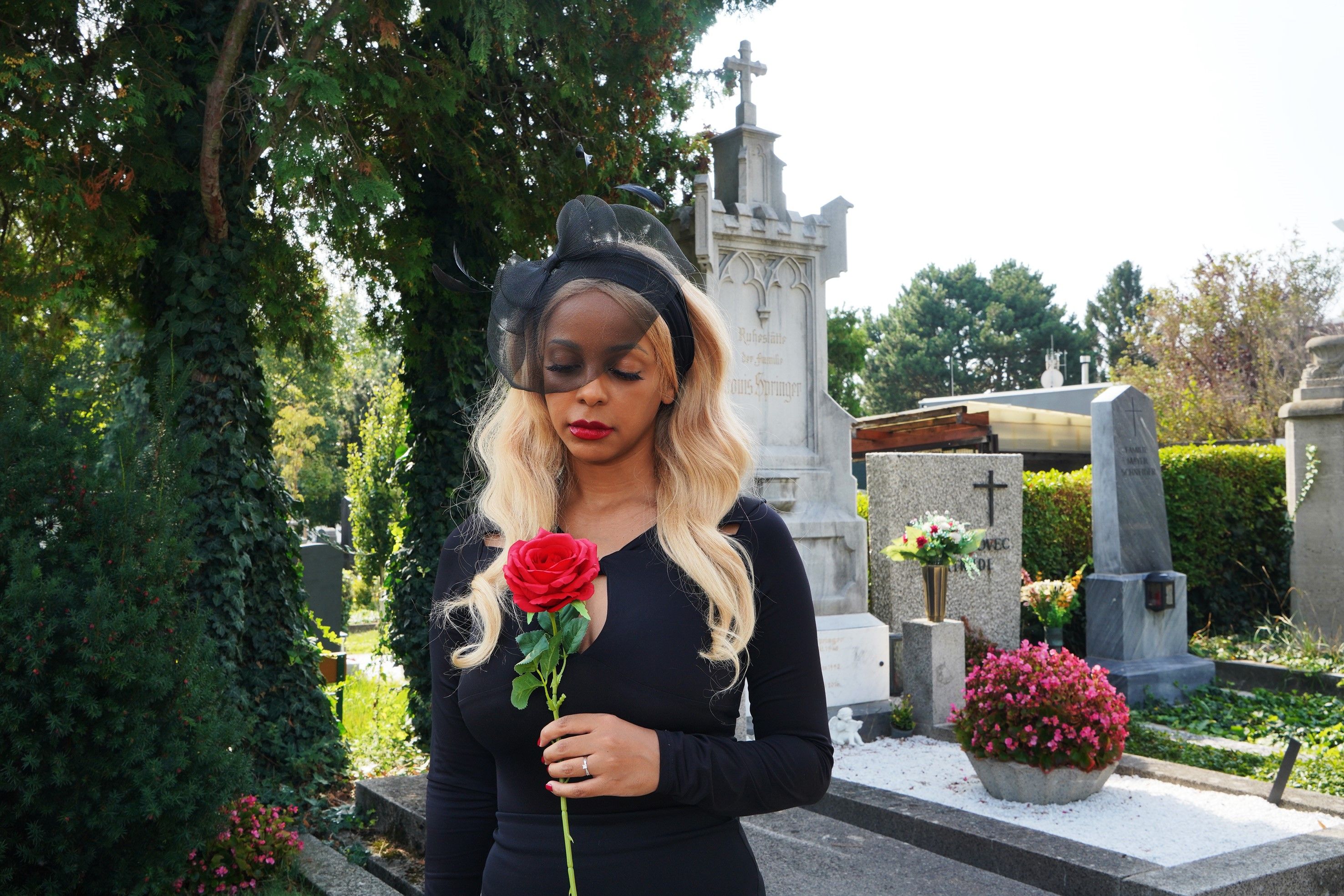 Heute.at - Ex-Lugner-Tierchen Kolibri: Fotoshooting am Friedhof