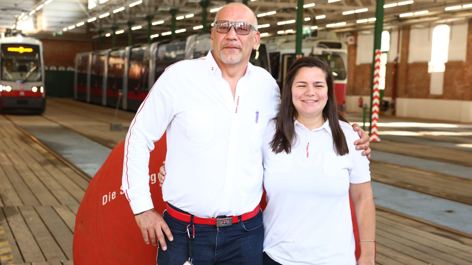 Teilnehmerin der Tram-EM 2024 Julia-Melanie Parzer und Teilnehmer der Tram-EM 2024 Markus Chencinsky stehen vor Tram-Bowlingkugel