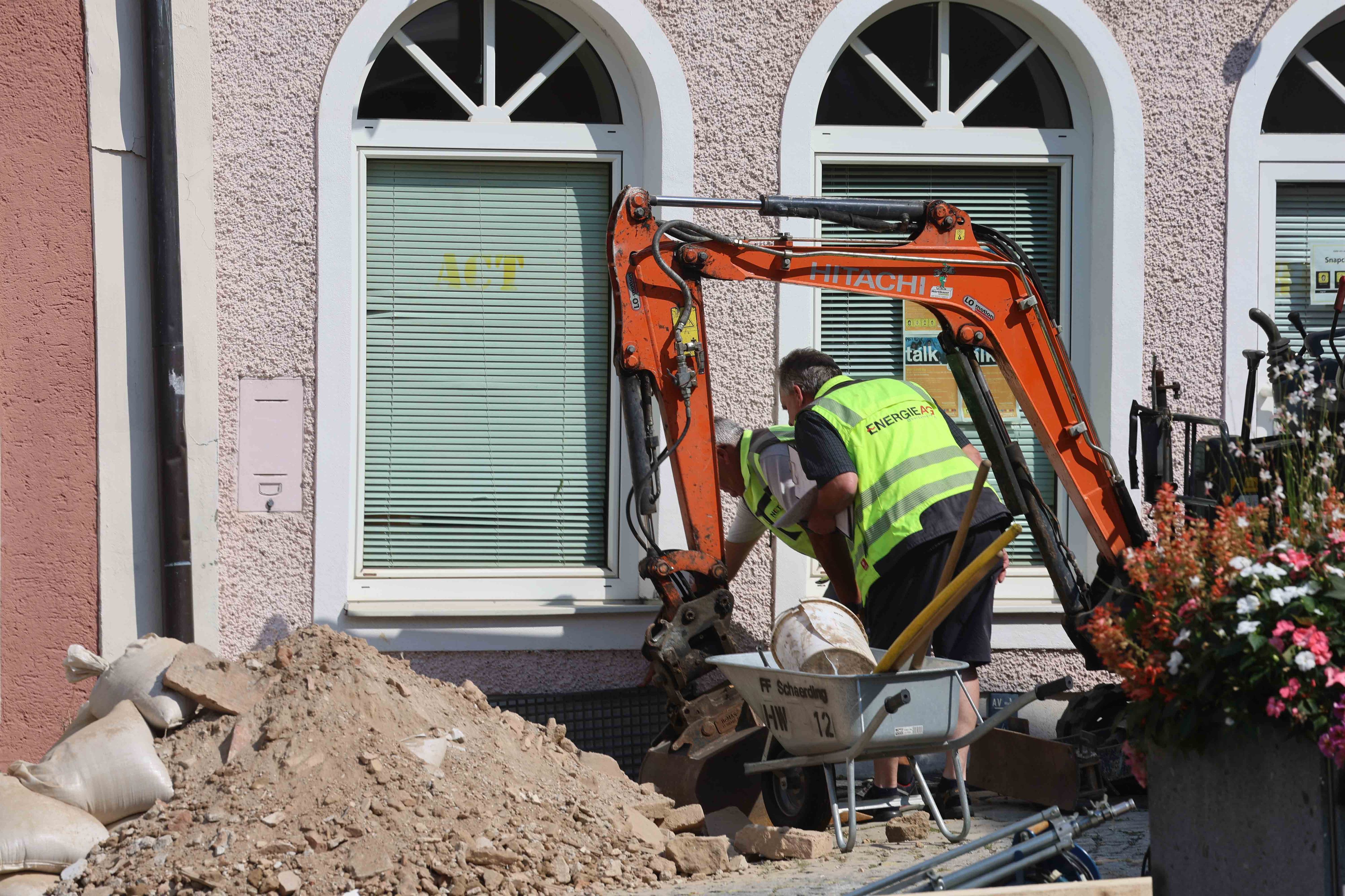 Die Suche nach den beiden verschütteten Arbeitern musste eingestellt werden. Die Überlebenschancen sind laut Feuerwehr 