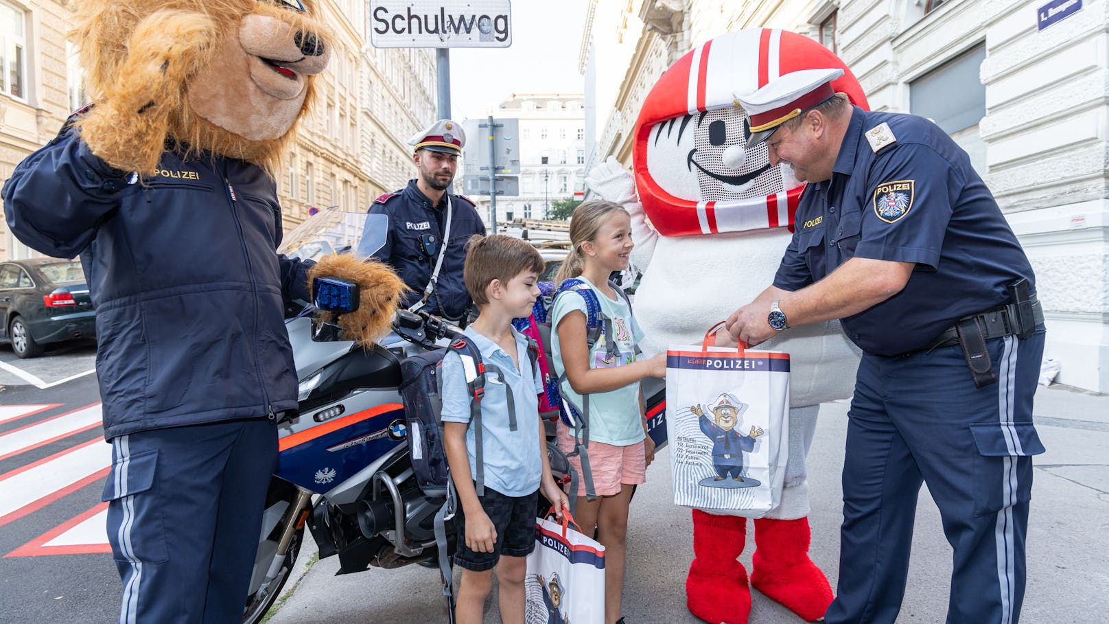 Aktion scharf: Der Polizeibär und der legendäre Helmi geben Tipps.