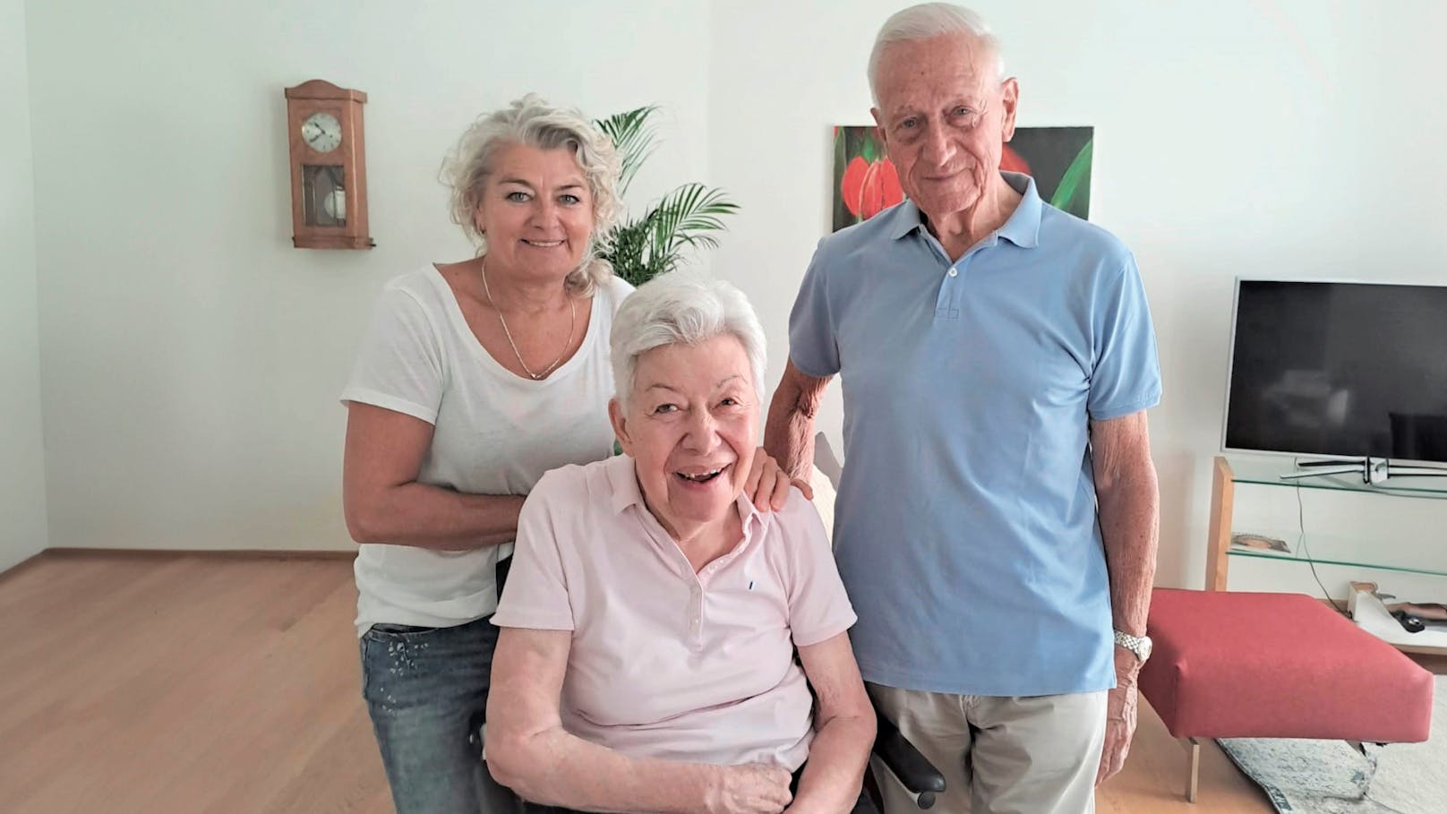 Der Mödlinger Alfred Sch. (rechts) gab alles, um seine Frau (Mitte) daheim zu betreuen.