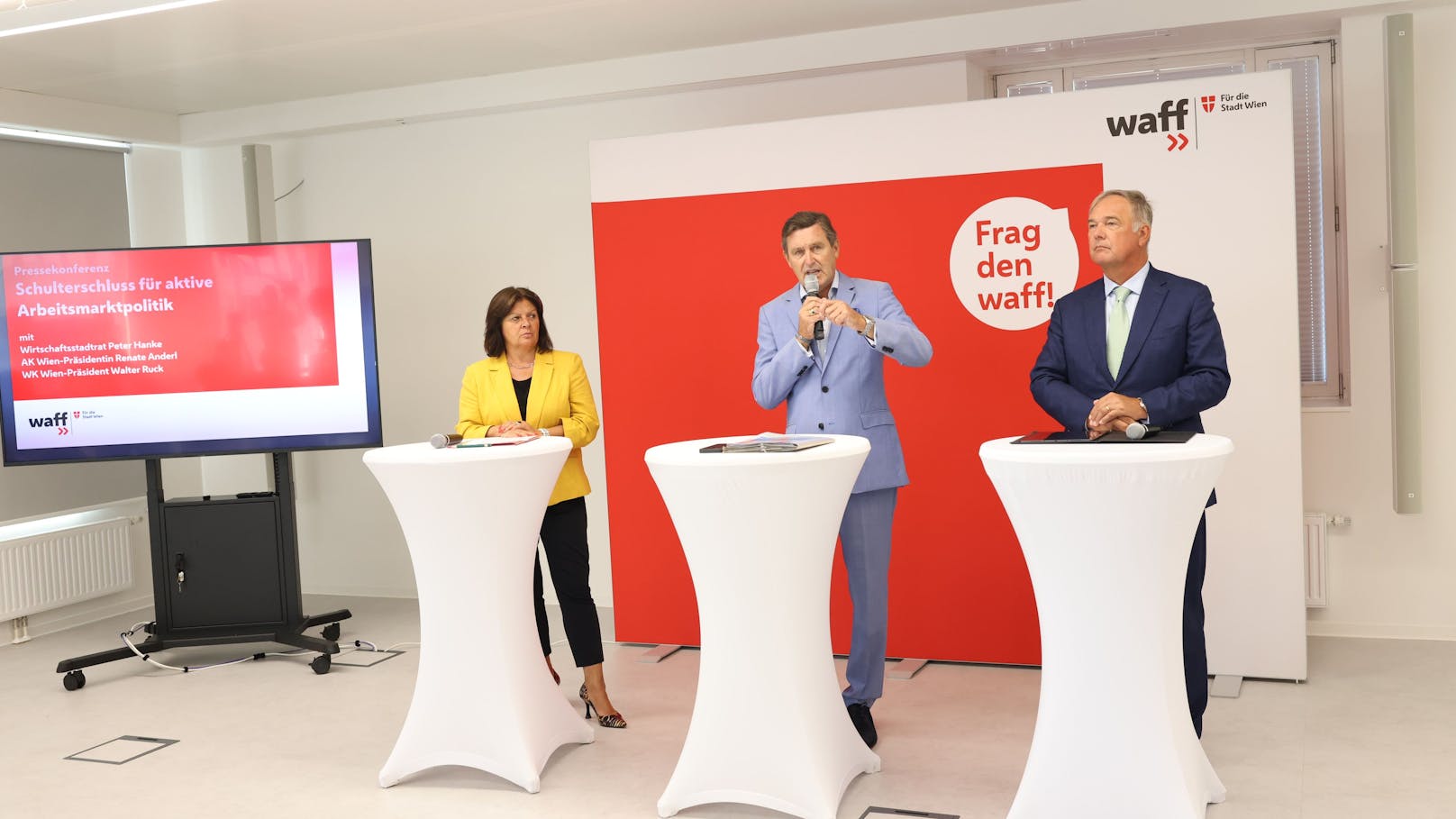 Bei einer Pressekonferenz wurden gezielte Maßnahmen gegen die Jugendarbeitslosigkeit besprochen.