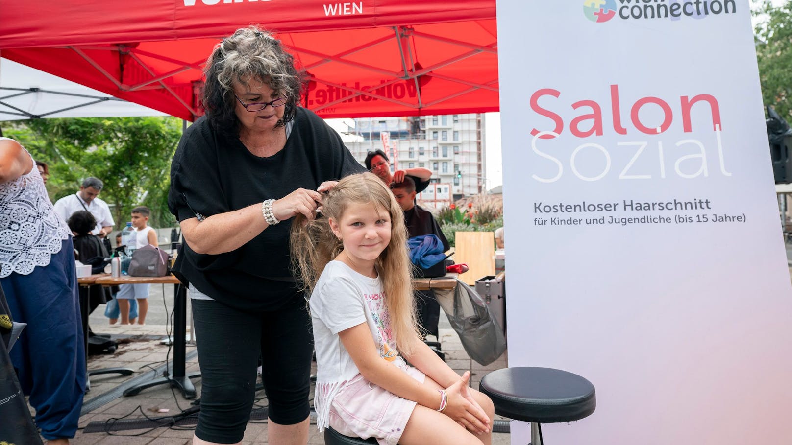 Nach dem Haarschnitt hat sich Hannah noch eine Flechtfrisur gewünscht.