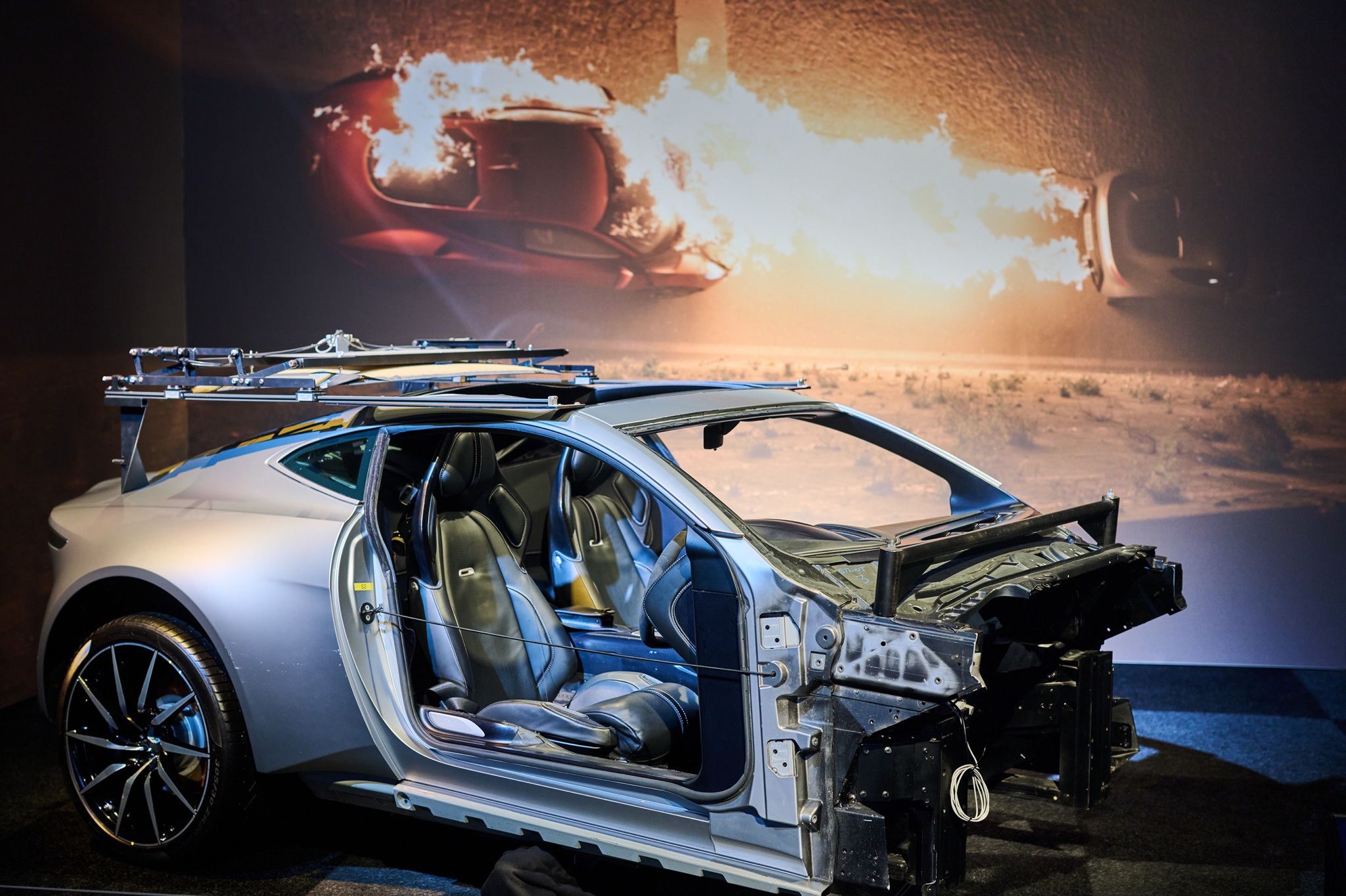 In der Ausstellung werden die legendären Autos, Hubschrauber, Flugzeuge, U-Boote und Gadgets des Geheimagenten gezeigt.