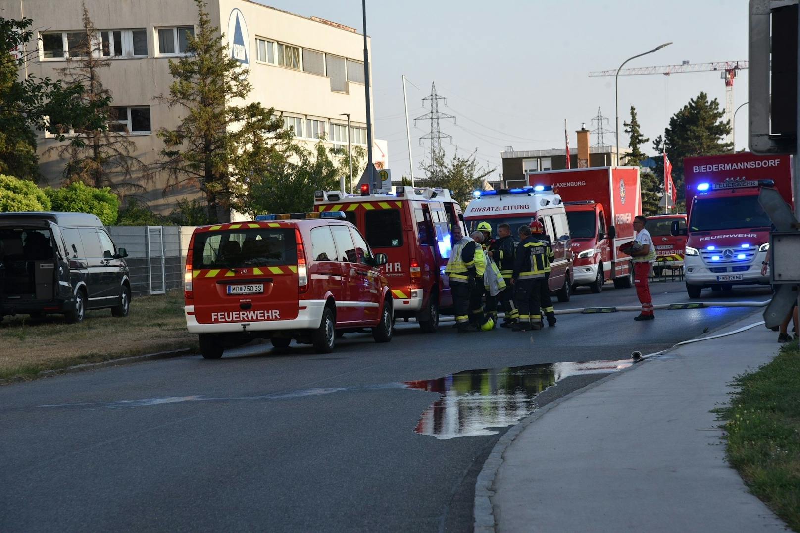 Großbrand in der Industriezone in Wiener Neudorf