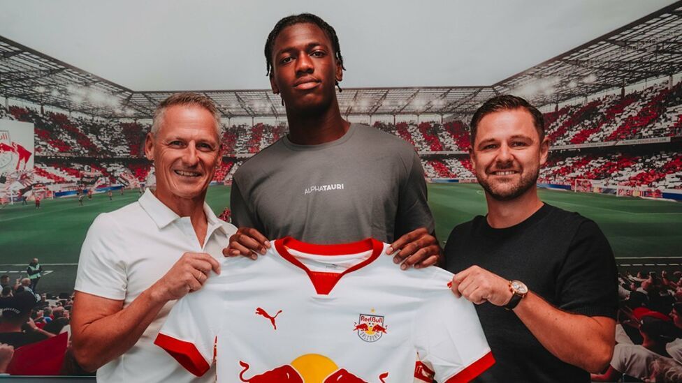 Joane Gadou zwischen Geschäftsführer Stephan Reiter und Bernhard Seonbuchner.