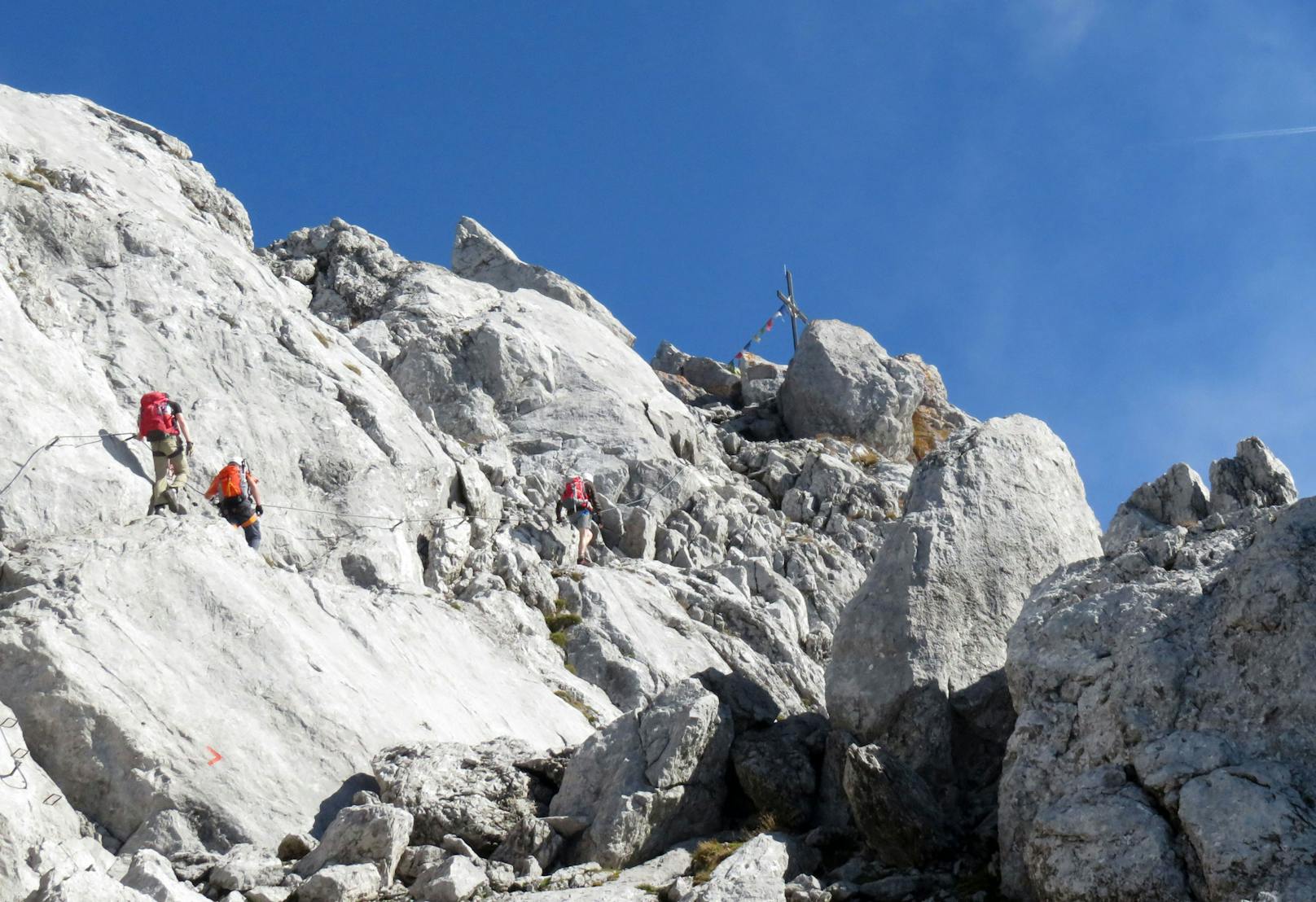 Gegen 22:35 Uhr konnte der Mann durch Angehörige der Bergrettung Kufstein im Bereich der unteren Scharlinger Böden auf einer Seehöhe von 1.062 Meter im weglosen Gelände lokalisiert werden. Er wurde im total erschöpften, aber sonst unverletzten Zustand geborgen und nach Kufstein gebracht.