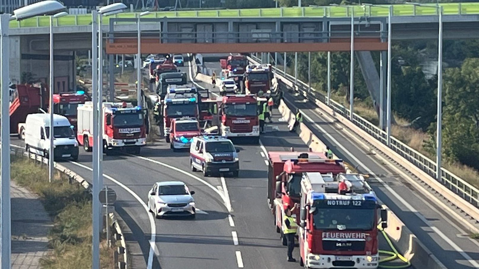 Verkehrs-Kollaps in Wien – Tankwagen verliert Säure