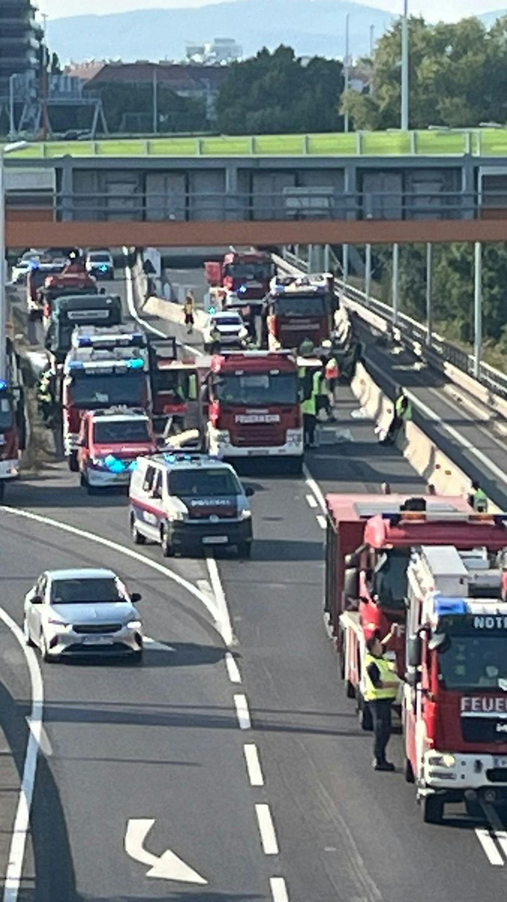 Verkehrs-Kollaps in Wien – Tankwagen verliert Säure