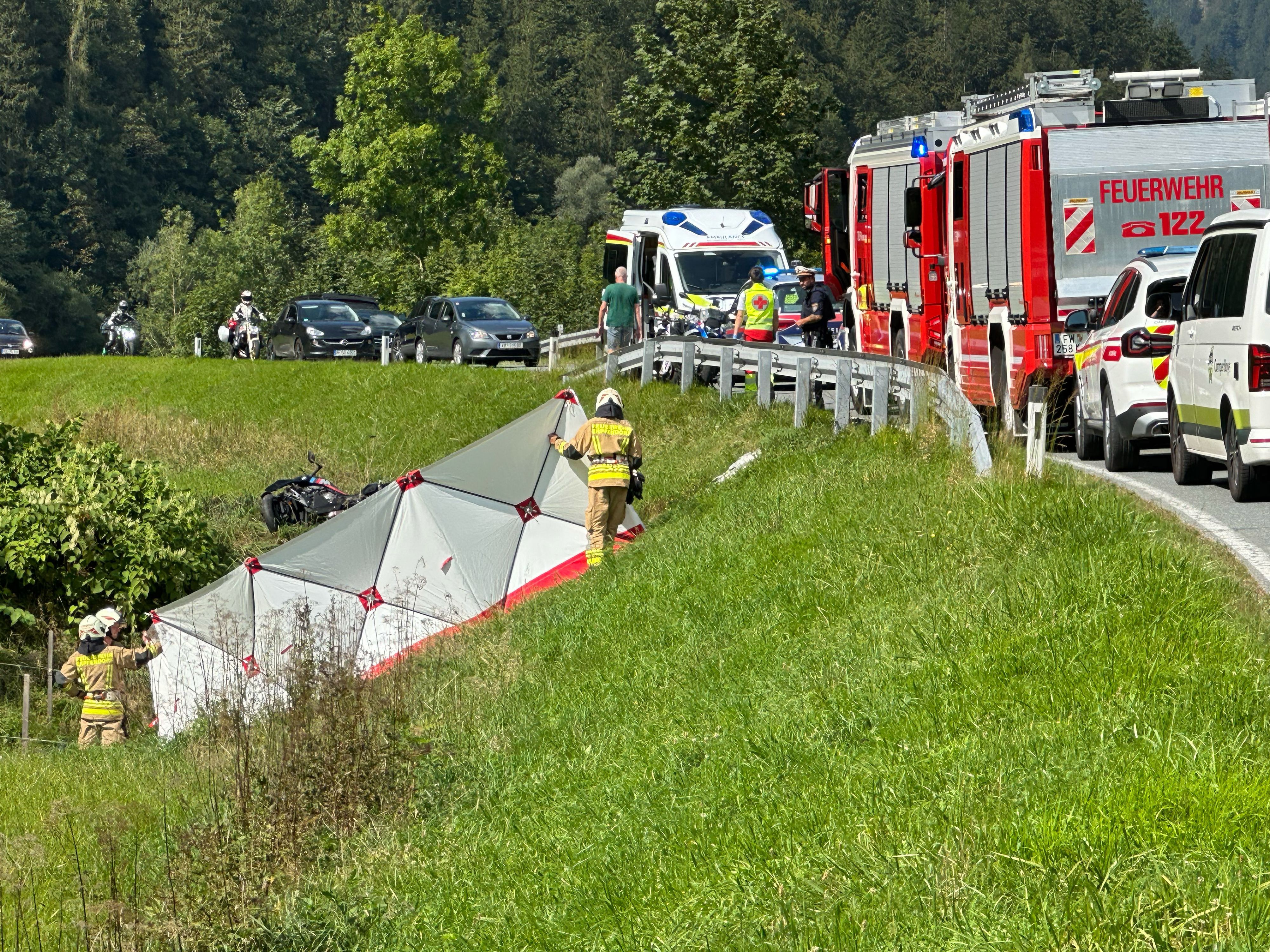 Kirchdorf-Erpfendorf-Schwerer Verkehrsunfall auf der Erpfendorfer Landesstraße  -Fotocredit: ZOOM.TIROL 